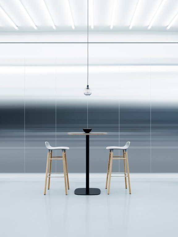Normann Copenhagen Form Barstool barkruk 75cm met zwart onderstel zwart