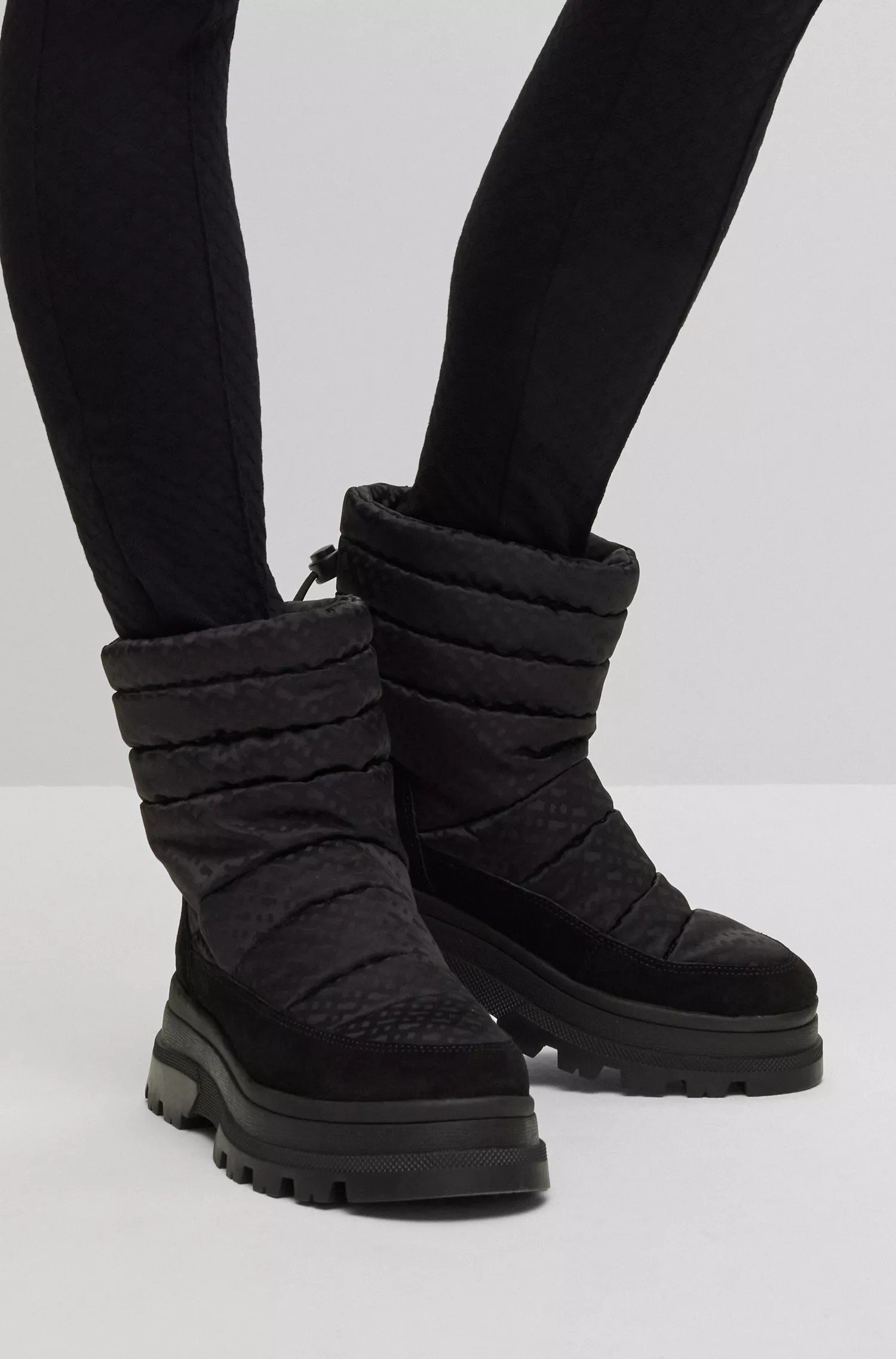 Botas BOSS pretas acolchoadas com detalhes de monograma.