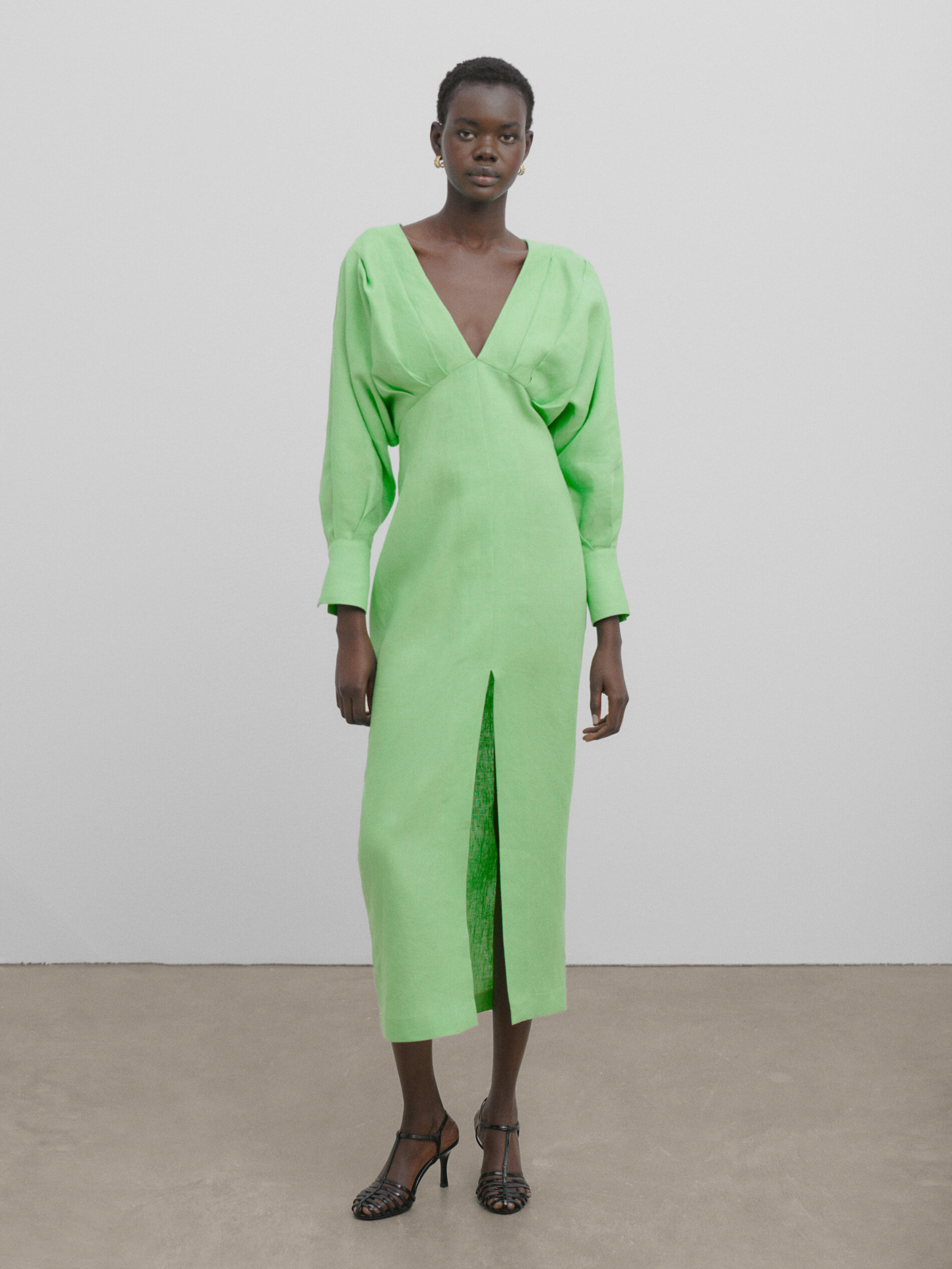 Vestido com detalhe plissado e fenda - Studio - VERD.MANZ
