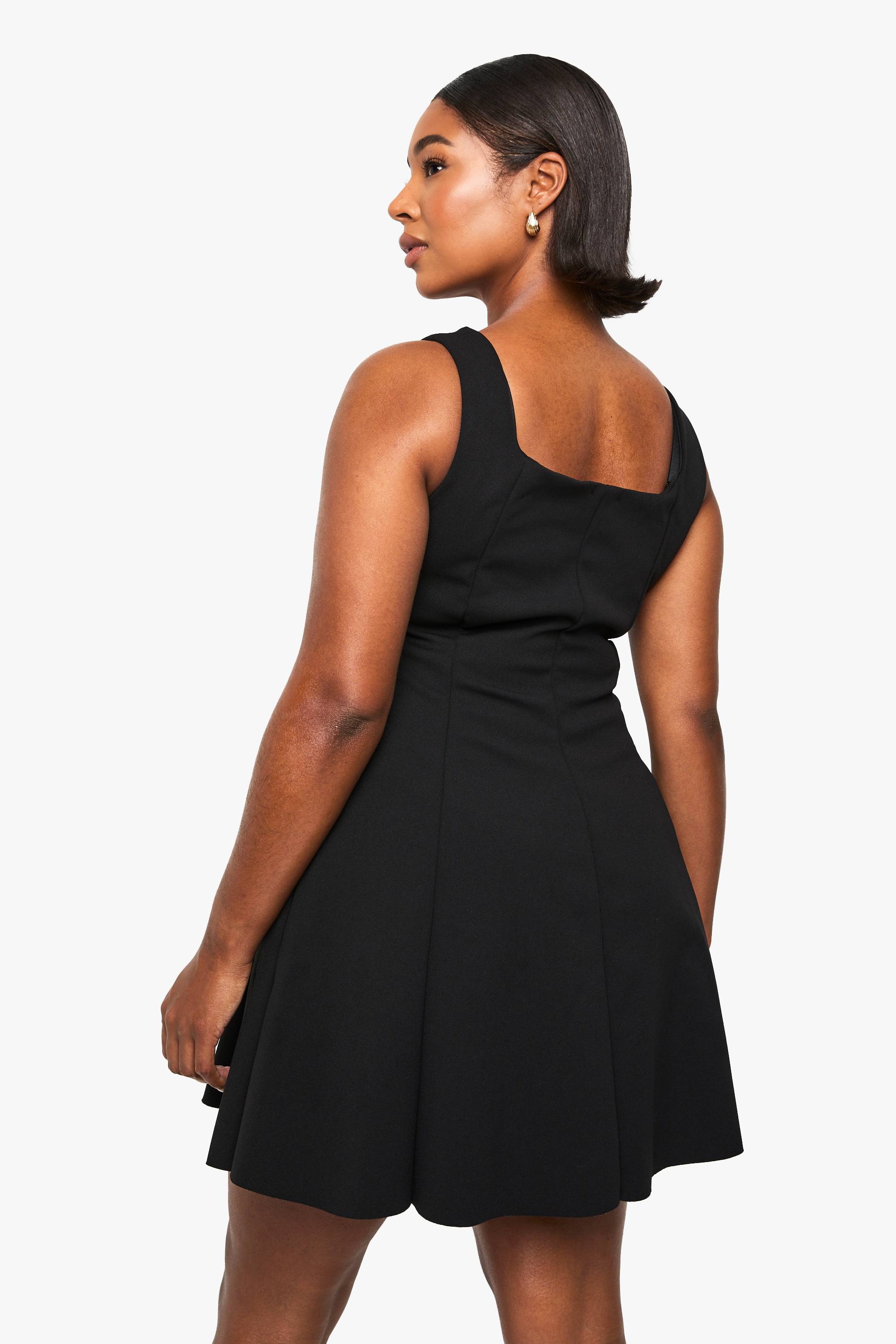 boohoo Robe Mini Skater à Panneaux Structurés en Bengaline Double Plus