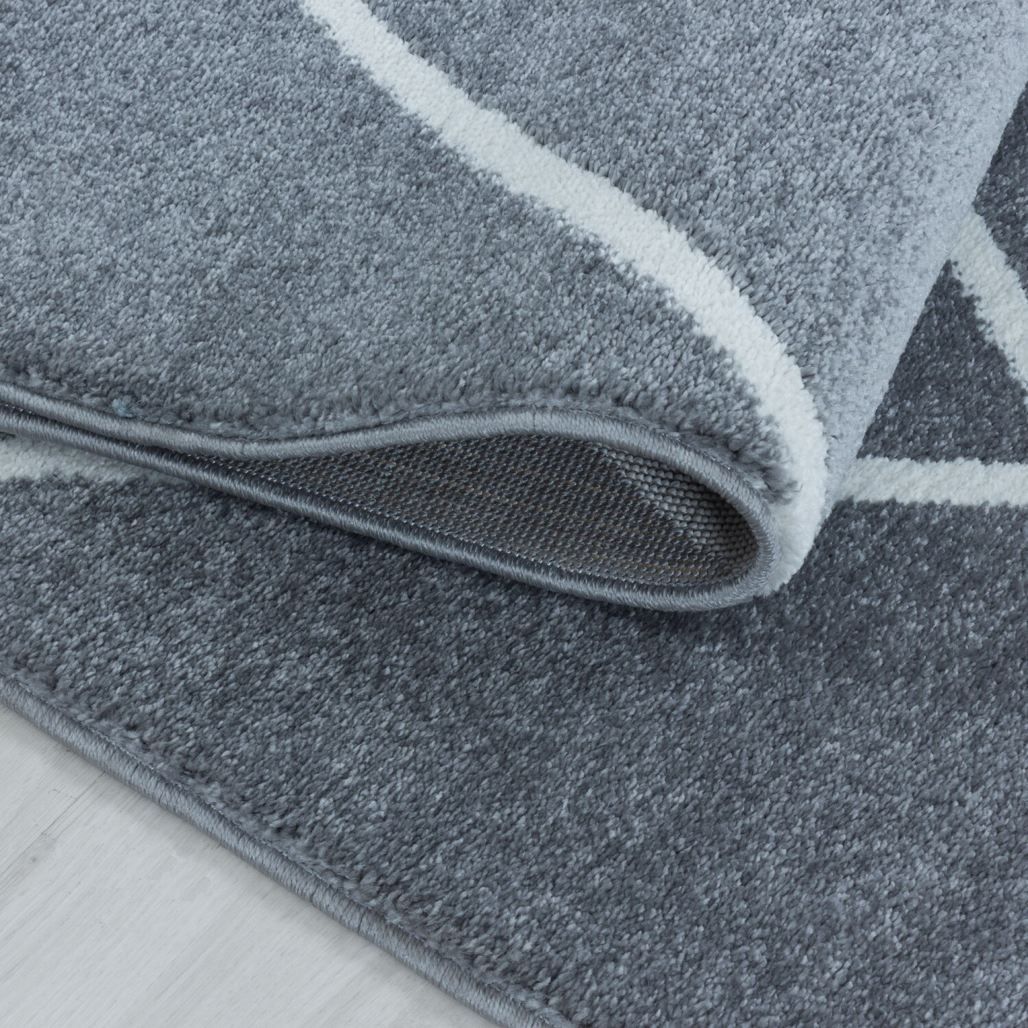 Stilvoller Designer Teppich: Moderner Kurzflor, Rautenmuster für das Wohnzimmer