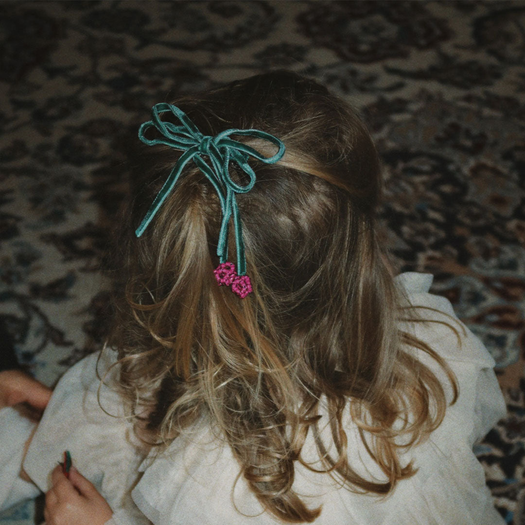 konges sløjd haarclips cherry bow - smoke pine - 2st