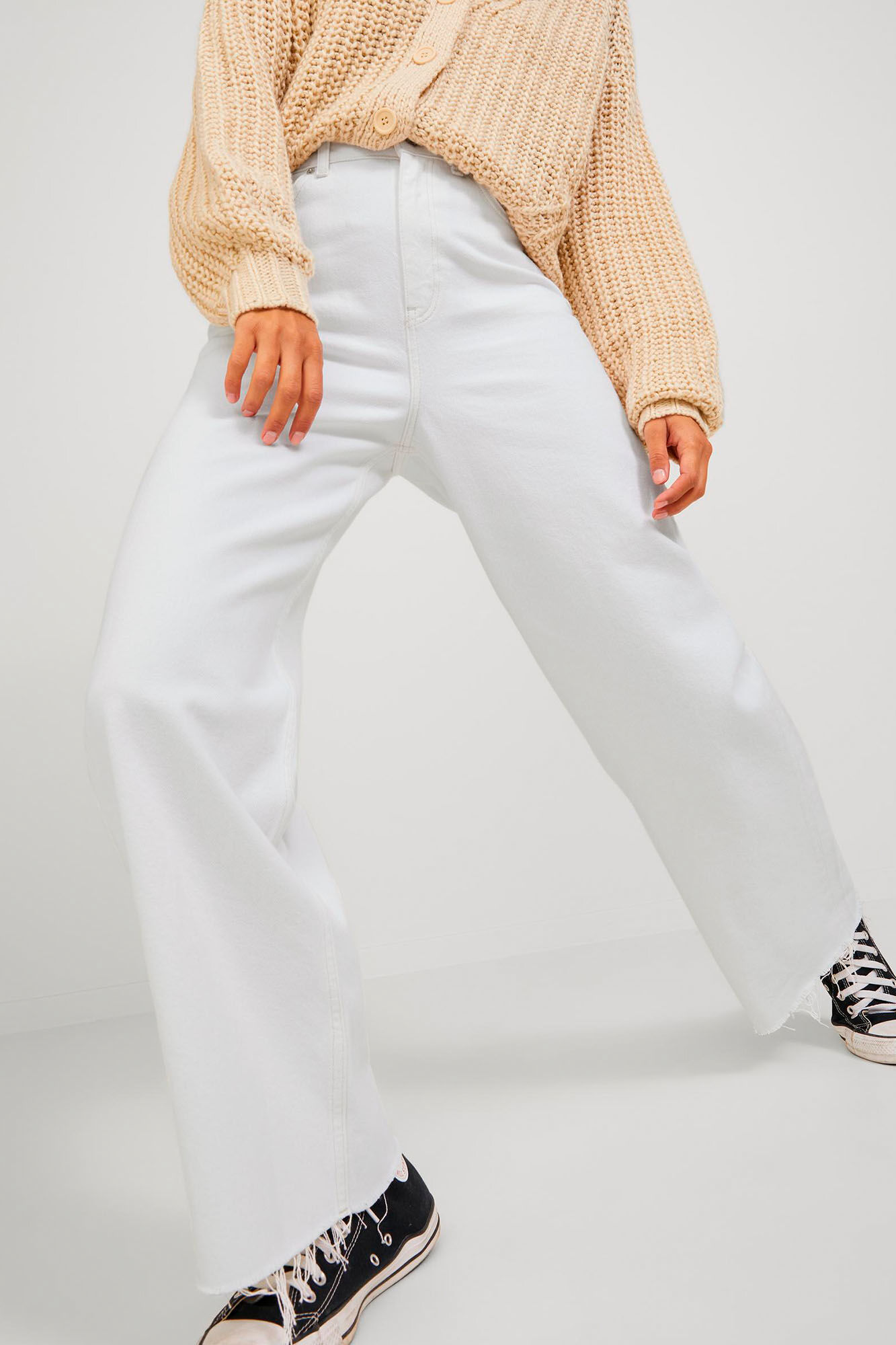 calça jeans branca de perna larga
