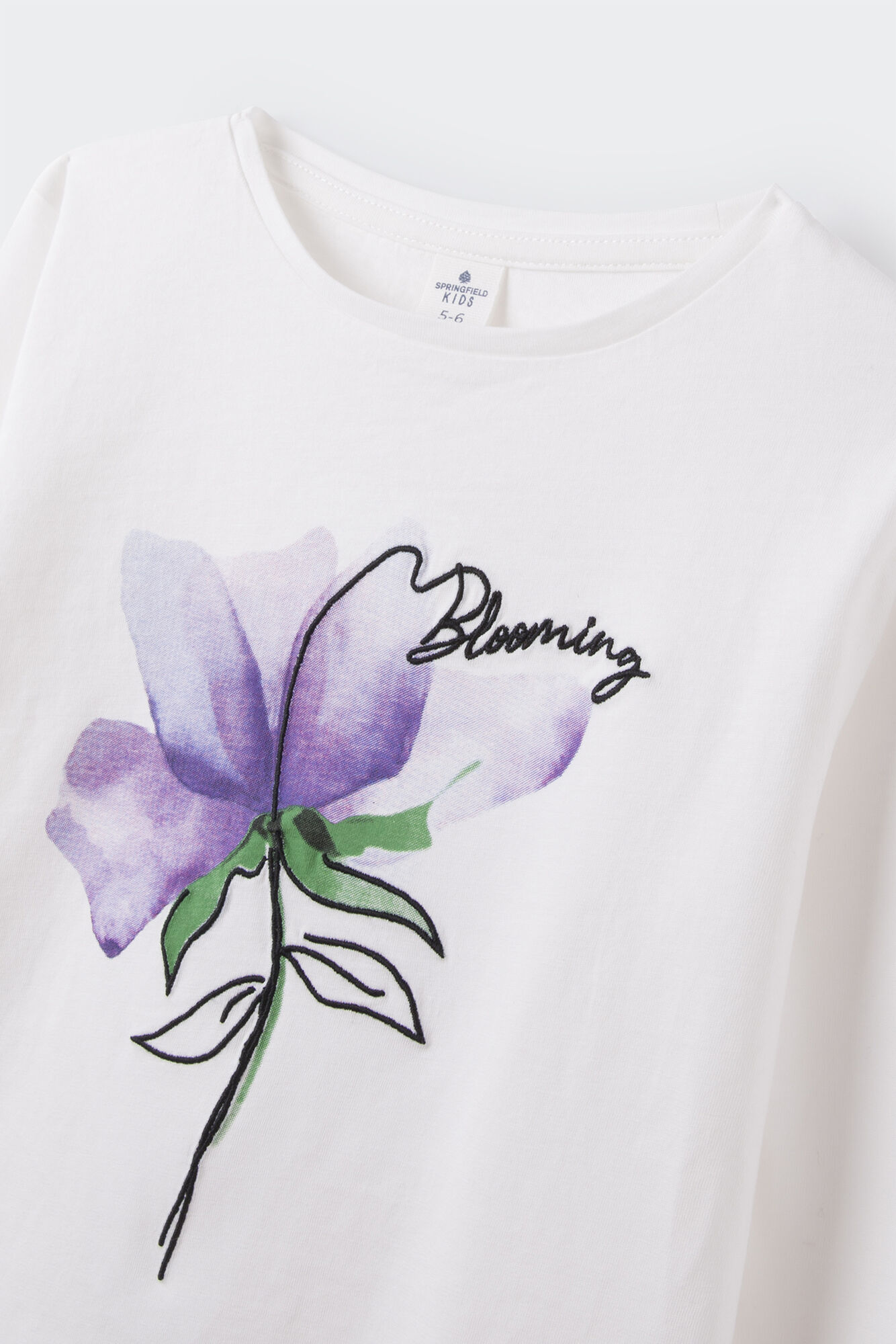 Camiseta infantil com estampa de flores em aquarela