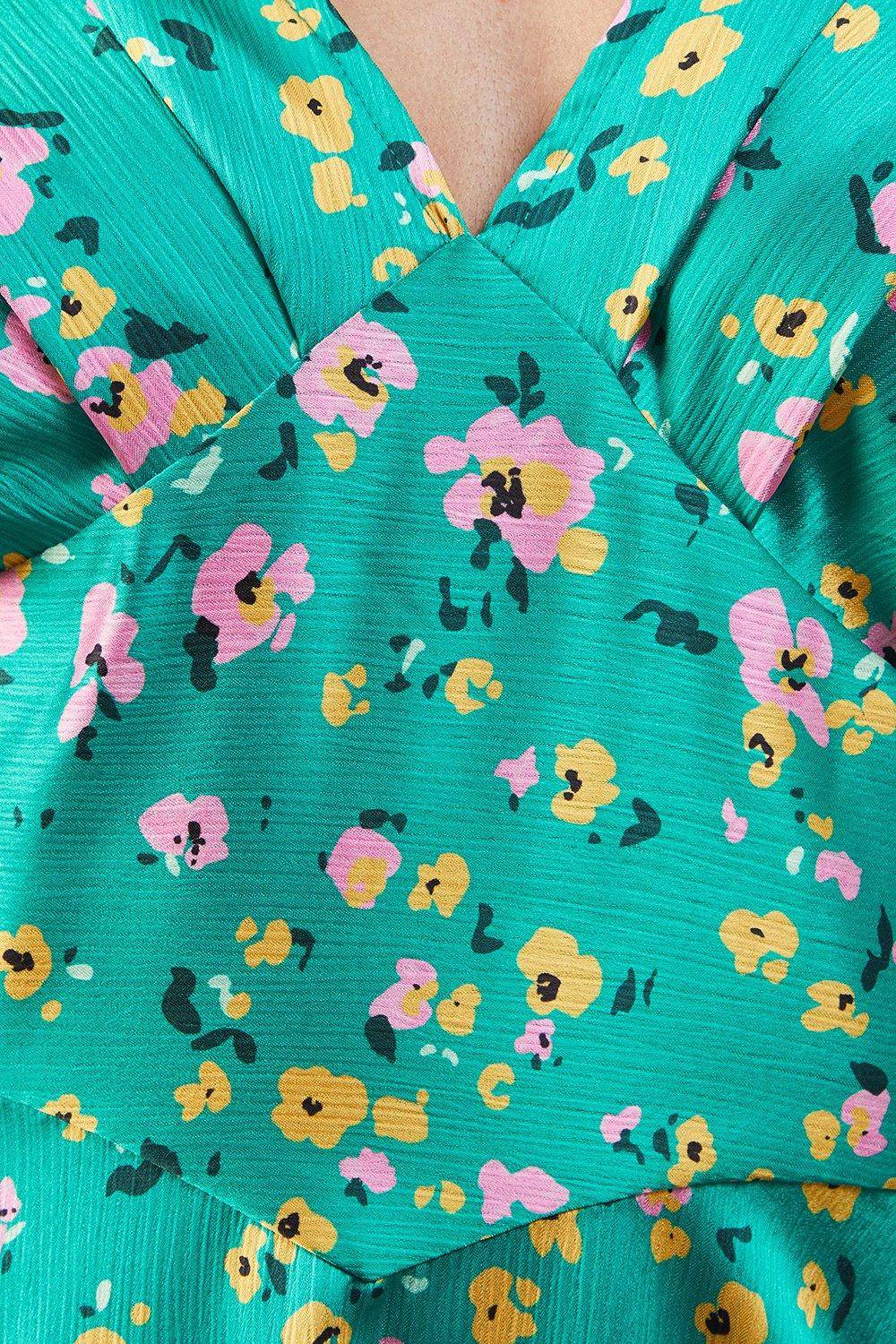 Warehouse Robe Midi Florale en Satin à Manches Chauve-Souris Cintrée avec Ourlet Asymétrique
