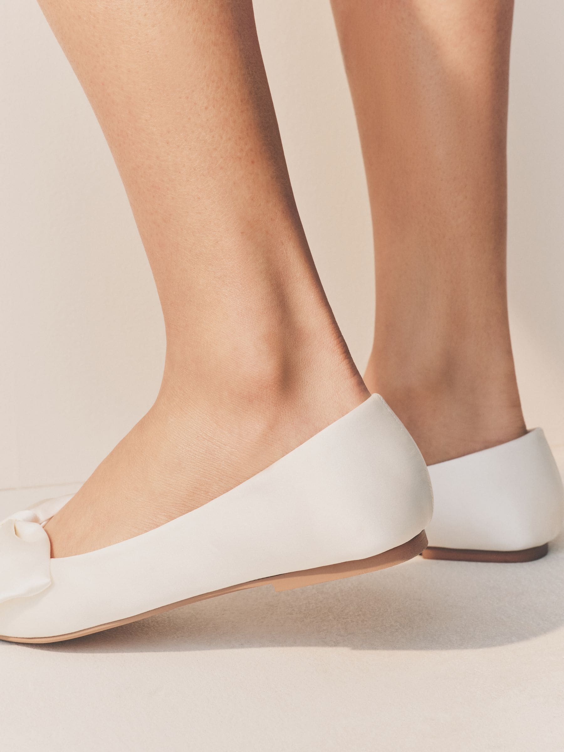 Ivoor - Forever Comfort® bruidsballerina's met strik en puntige neus
