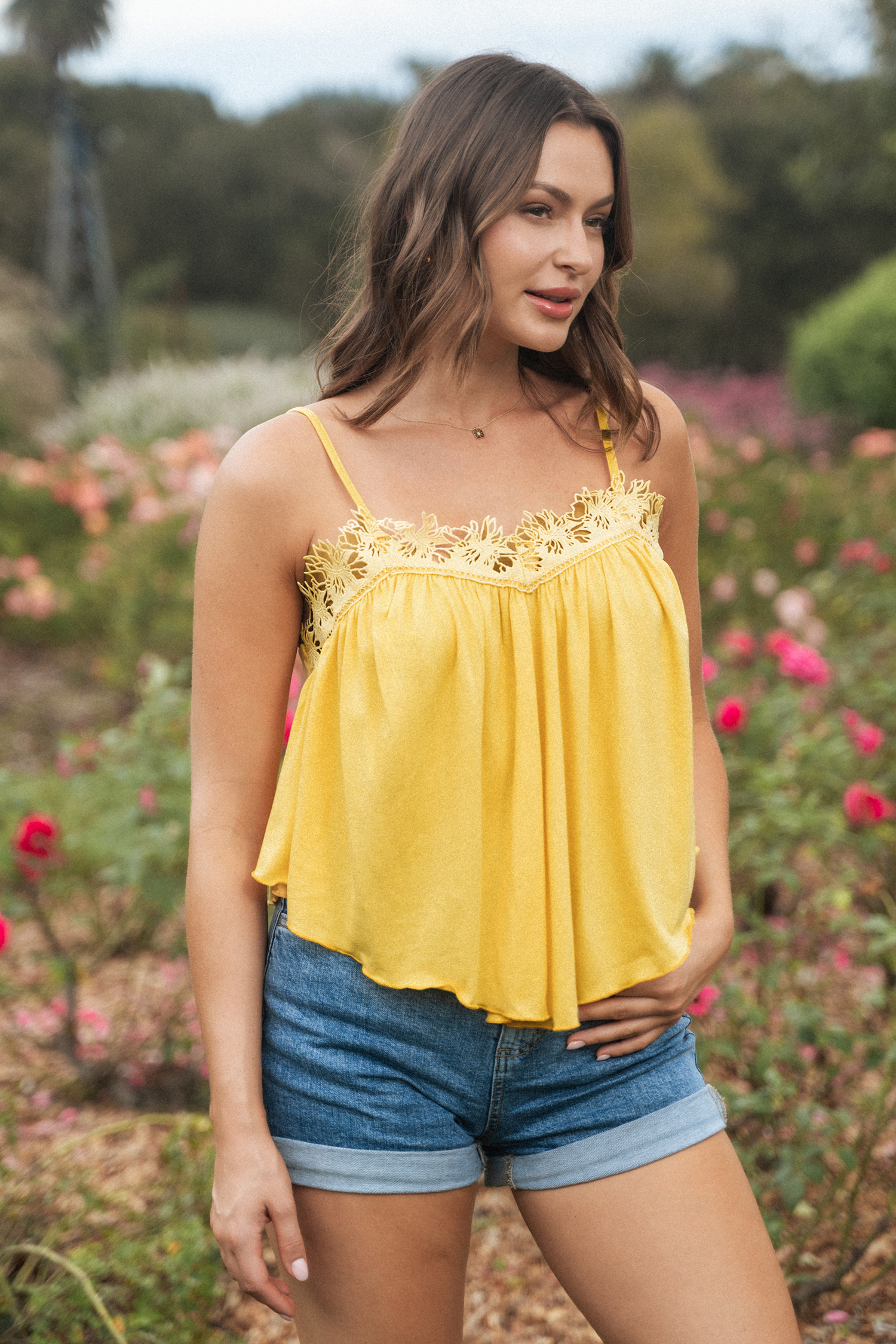 Débardeur en dentelle avec col en cœur jaune