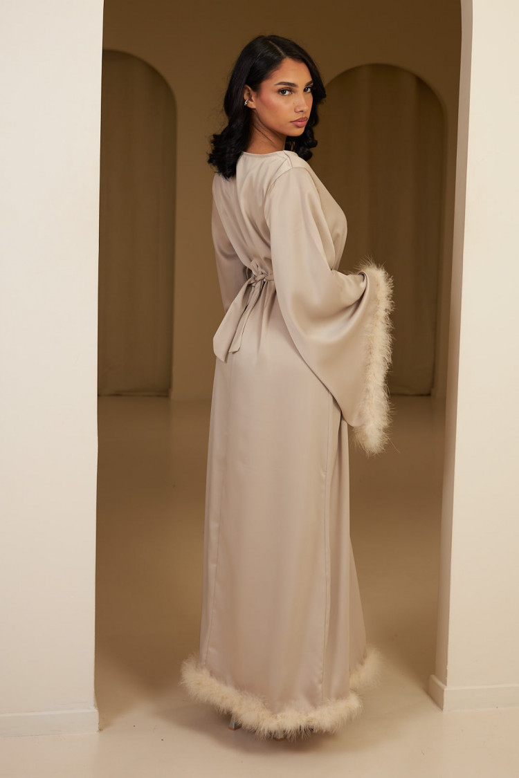 Robe longue beige satinée et ceinturée à plumes