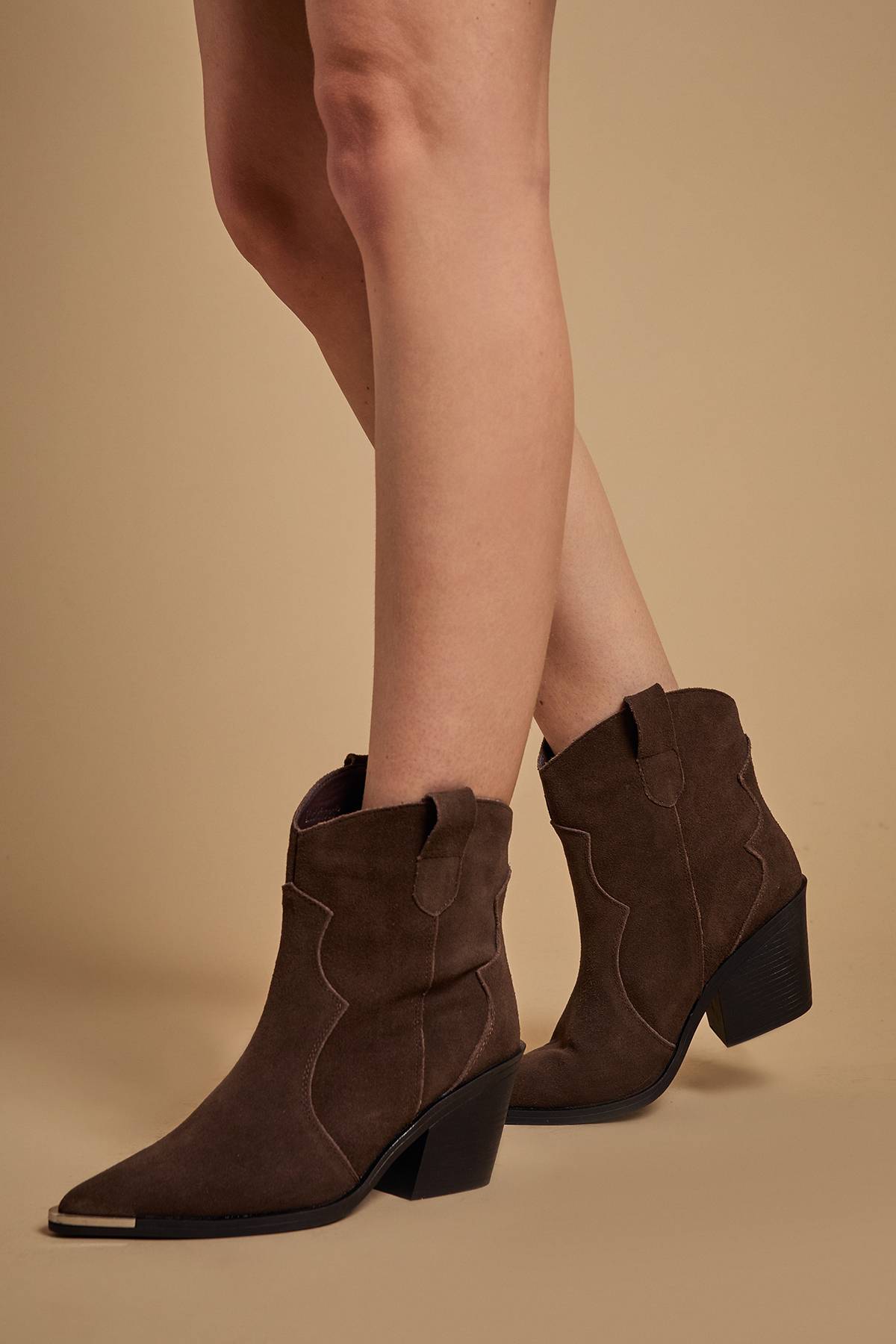 Oasis Bottines Western Tammy en Daim Véritable avec Finitions Métalliques