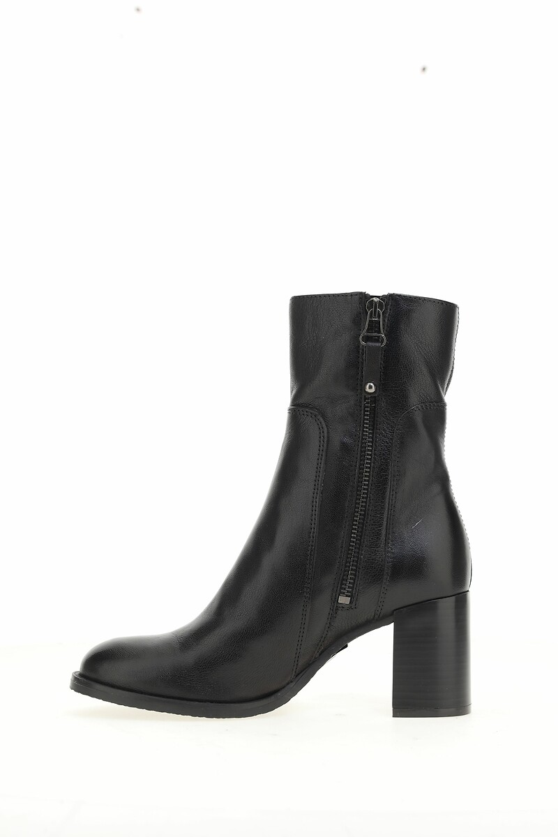 MJUS<br>Botas de cano curto em couro ultramacio