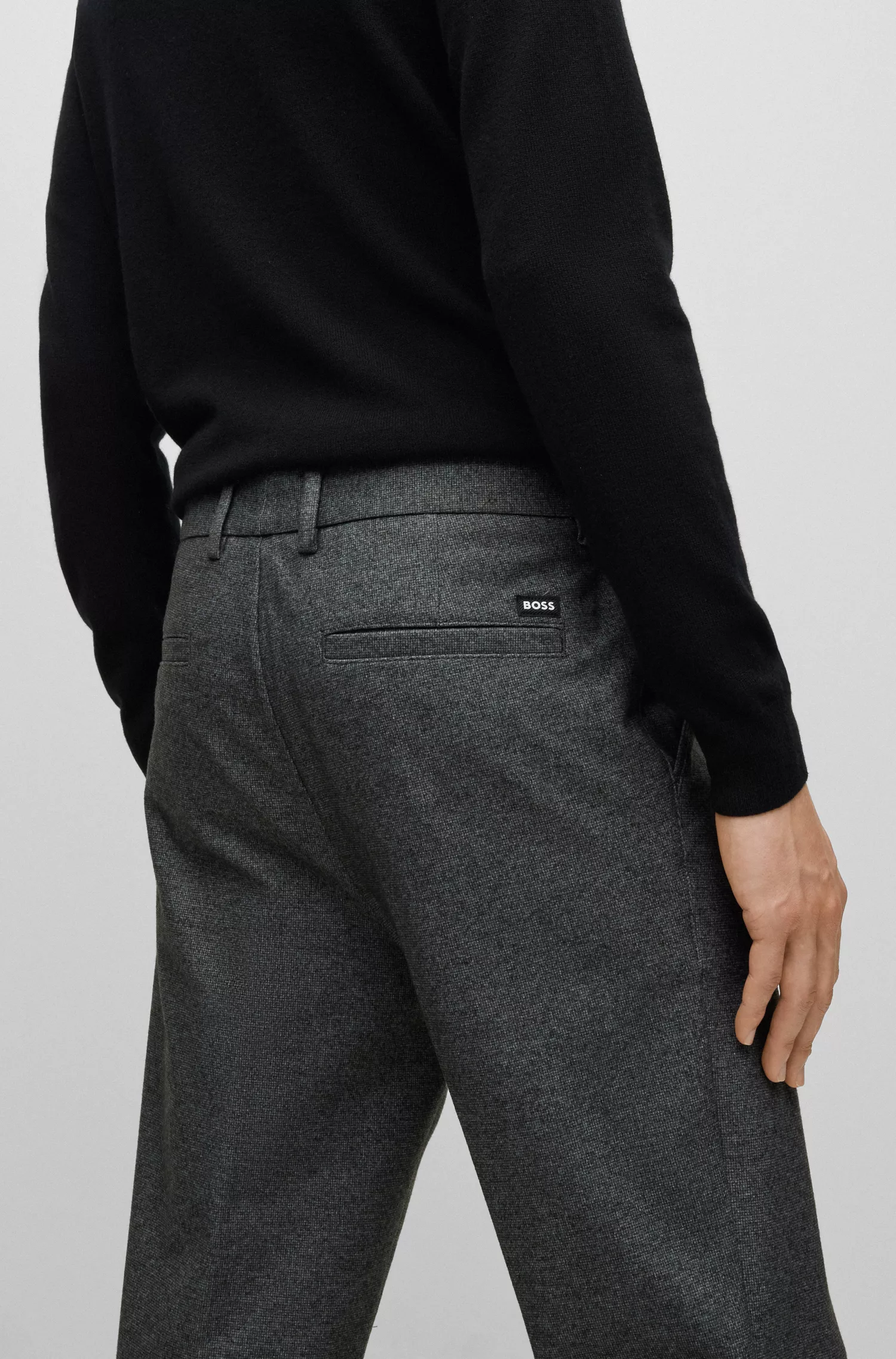 Calça BOSS preta, corte regular, cintura regular e pernas afuniladas.