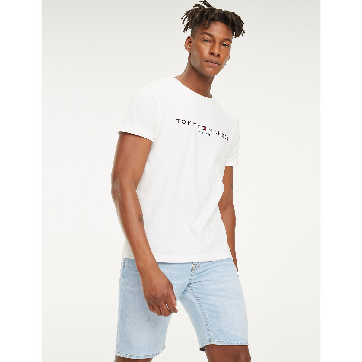 Camiseta Tommy Hilfiger com a bandeira