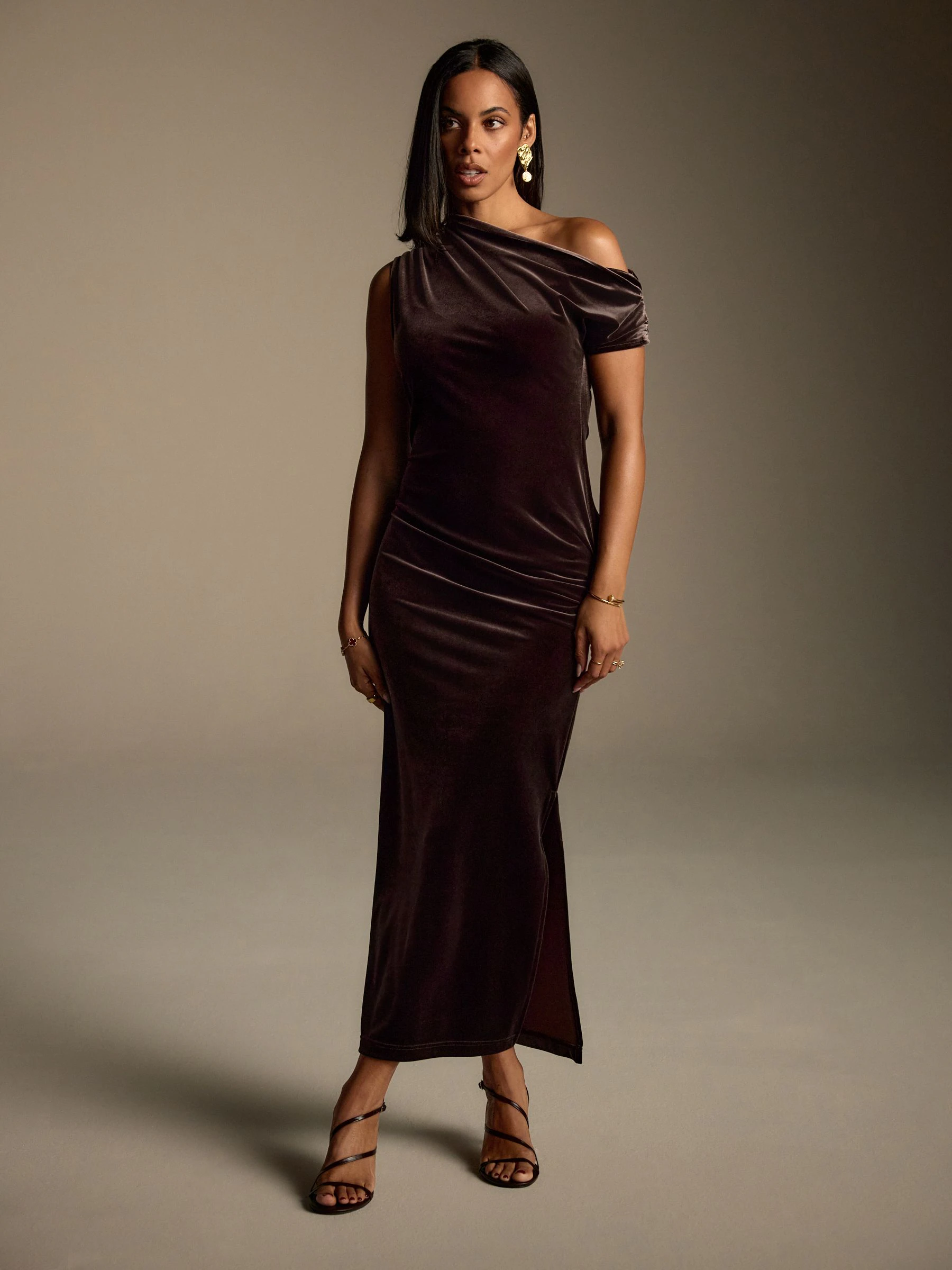 Chocoladebruin - Velvet Off Shoulder Column Midi Dress