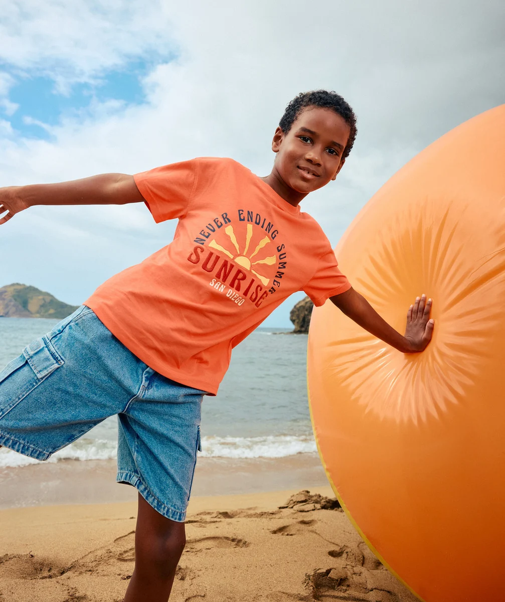 t-shirt garçon en coton bio orange avec coucher de soleil et message brodés