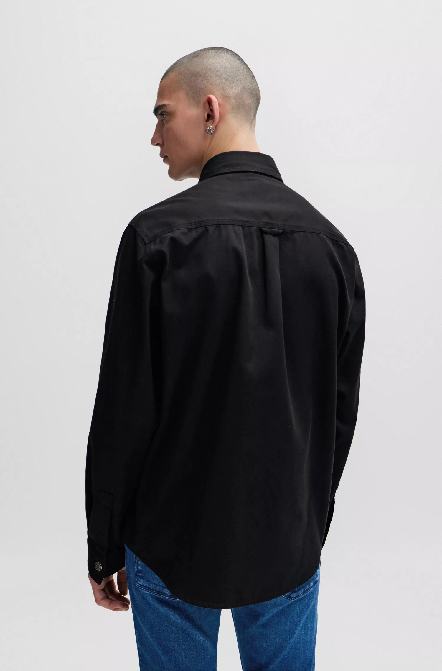 Camisa HUGO vermelha, modelagem oversized, em sarja de algodão com etiqueta da marca.