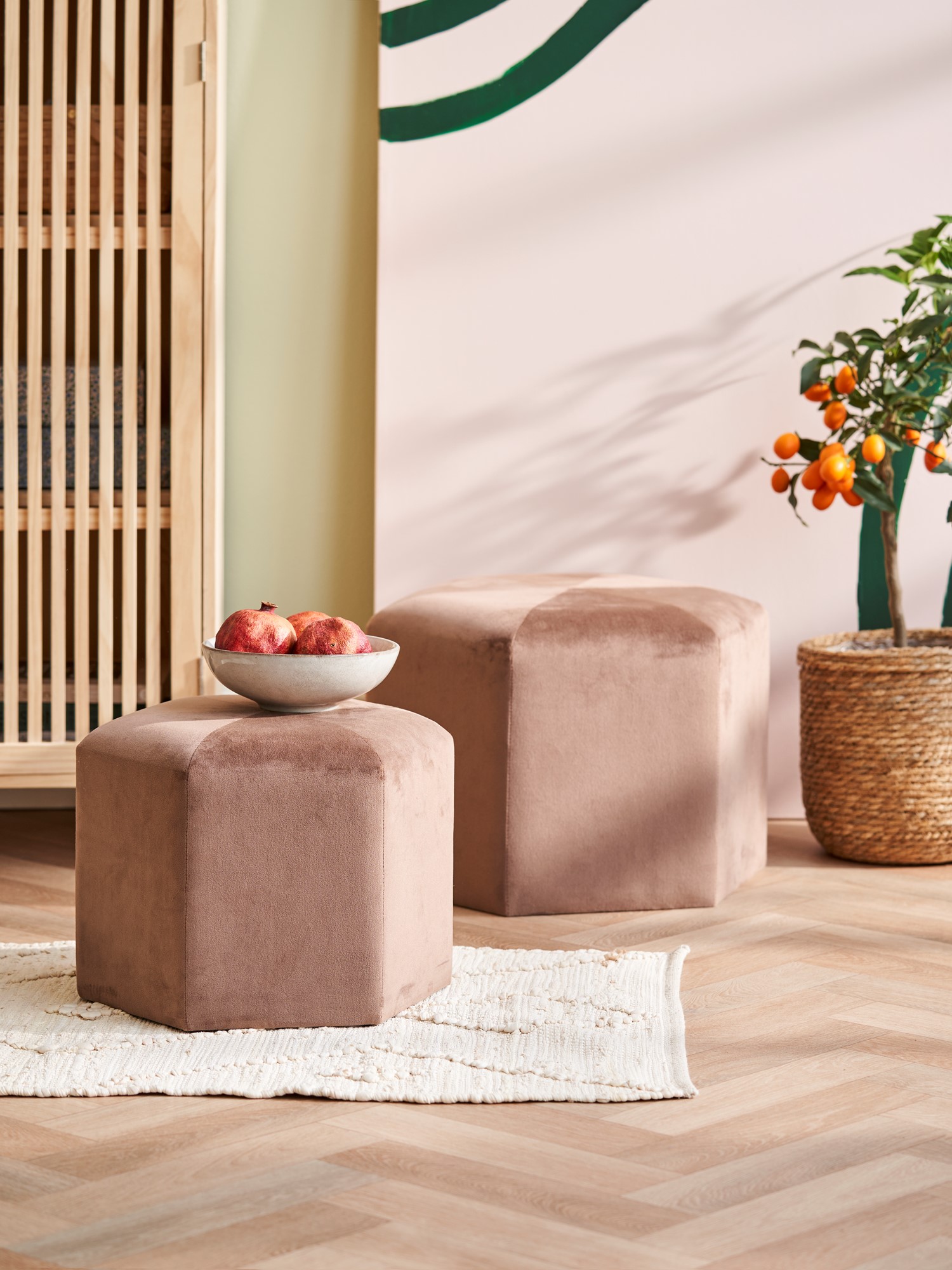 Puf i velour | Polyester/polyurethan/MDF. 48 x 48 x 34 cm. | Brown