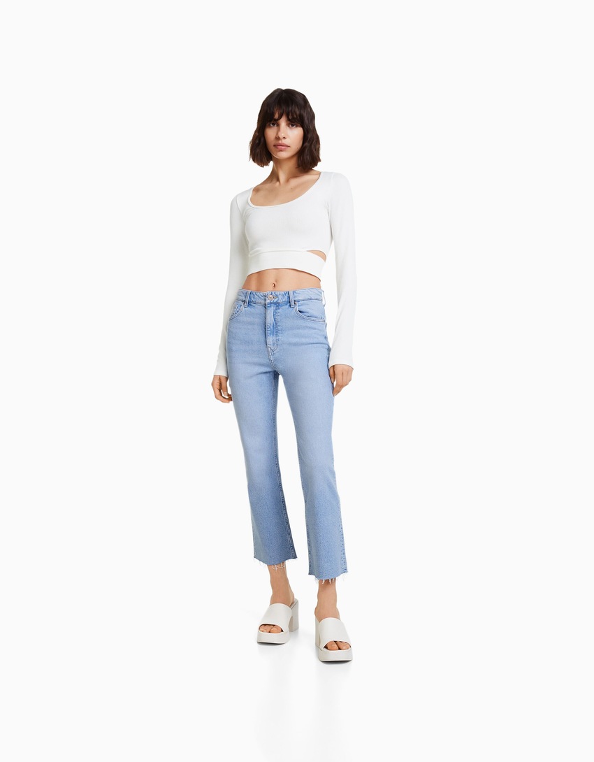 Calça jeans cropped boca de sino