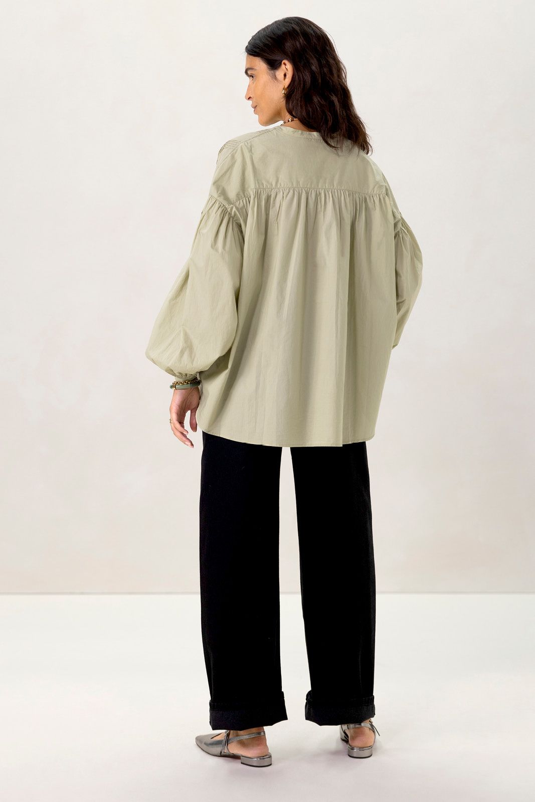 Lichtgroene blouse met borduurwerk