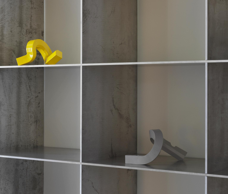 Normann Copenhagen Crooked One kandelaar aluminium Warm Grey