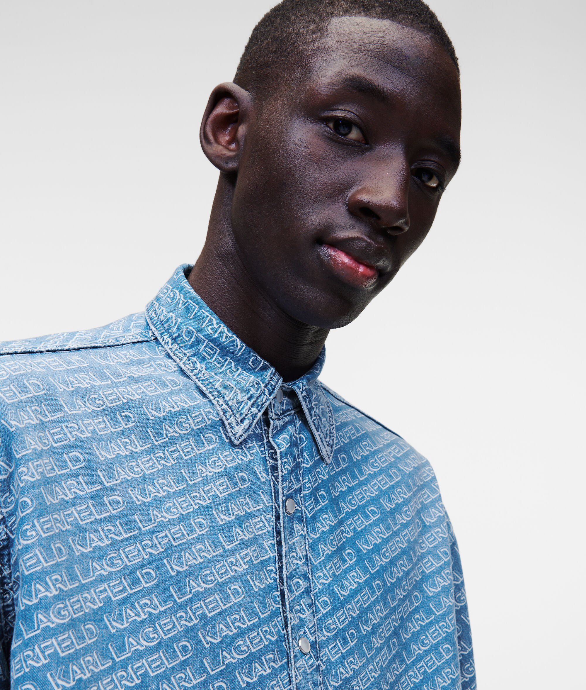 CHEMISE EN JEAN AVEC LOGO KARL EN DIAGONALE