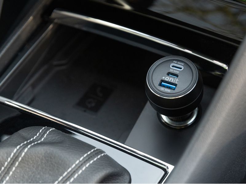 onit Autoladegerät Trial 130 W PD Kfz-Ladeadapter mit zwei USB-C-Ports und einem USB-A-Port