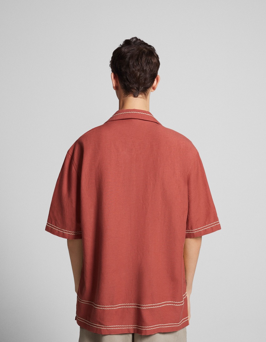 Camisa rústica de manga curta com bordado