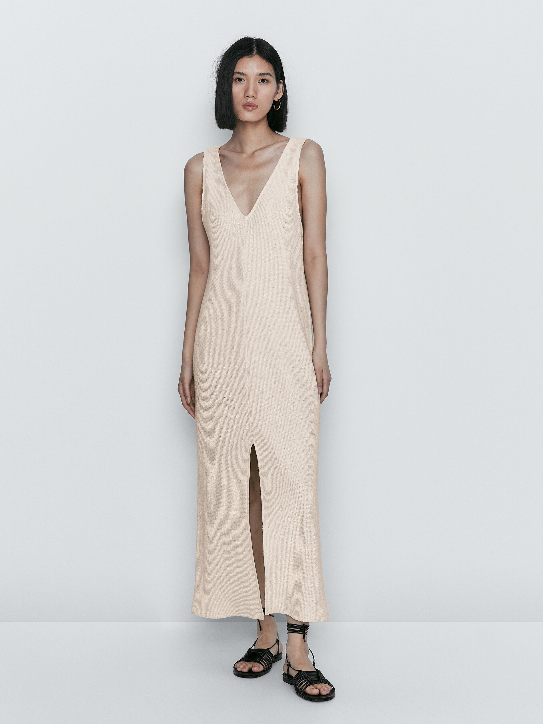 Vestido estruturado com decote em V e fenda - RAW