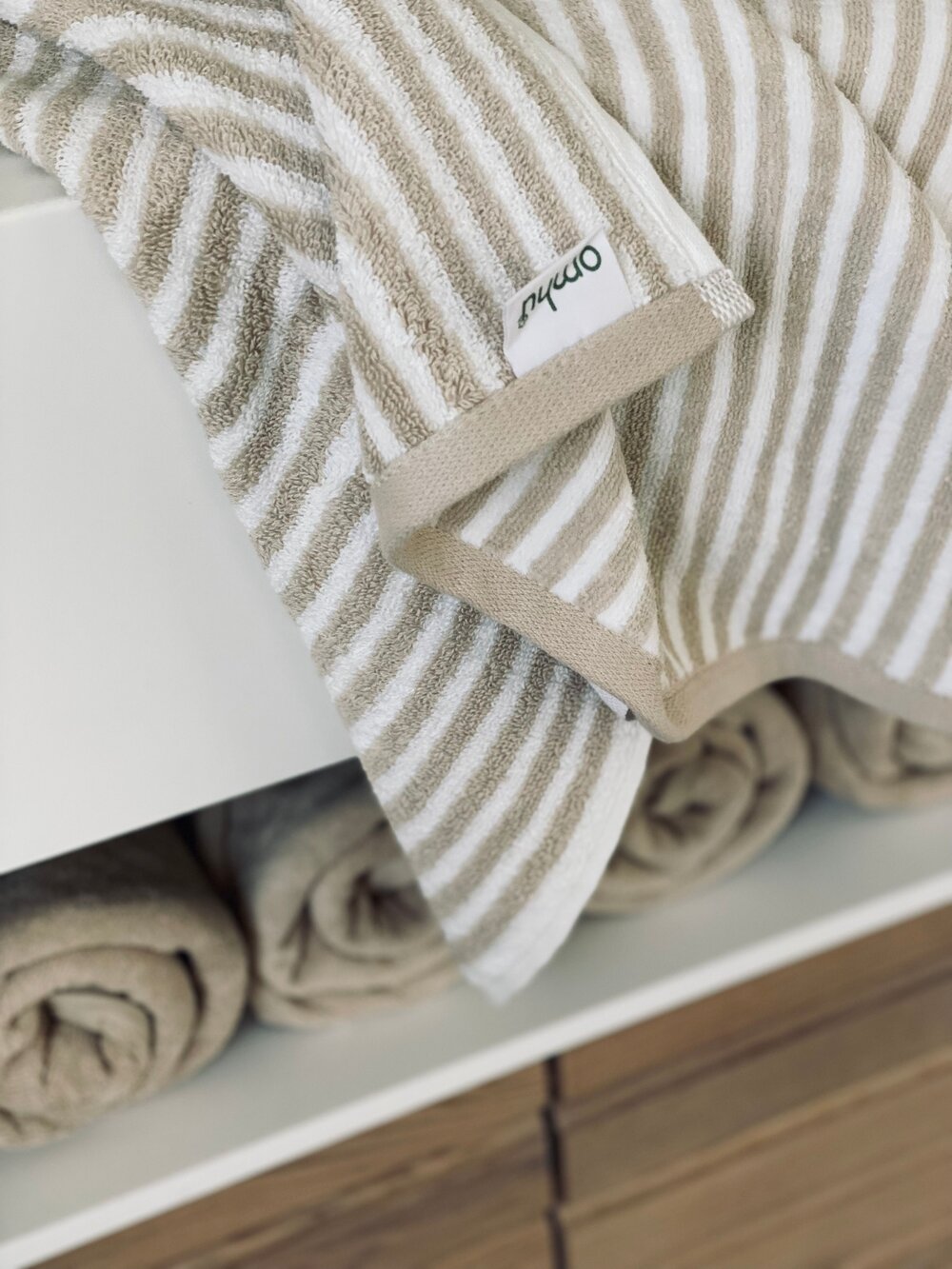 Omhu  Frotté Velour stribet Håndklæde - Sand/Hvid