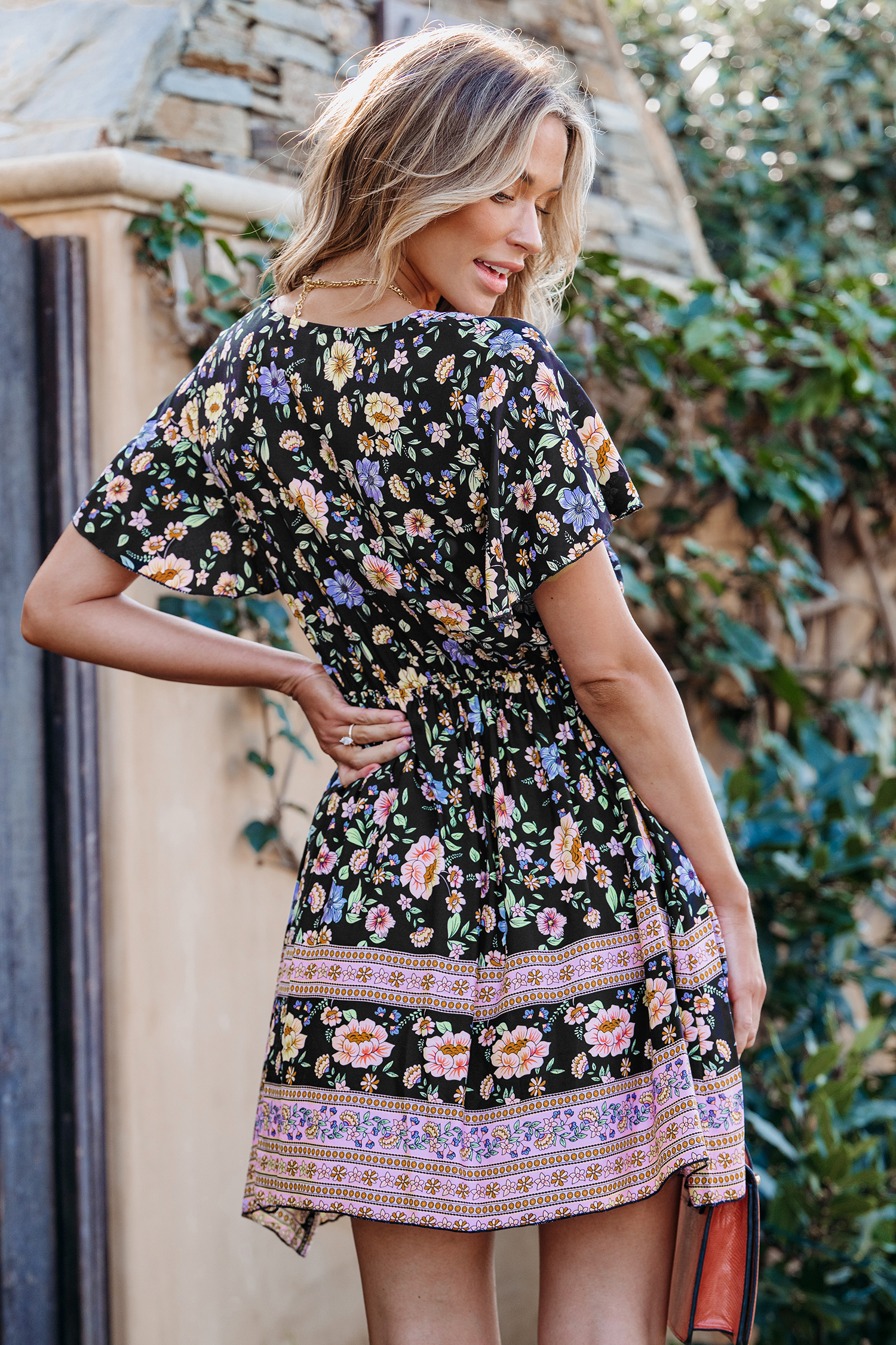 Robe mini à manches évasées et ruchée