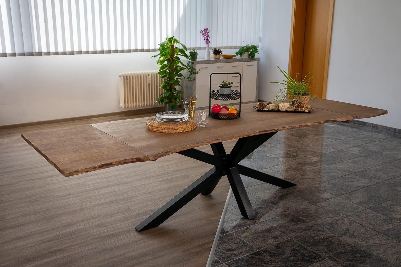 SAM Baumkantentisch 180 (280) x 90 cm Jannik, Akazienholz massiv & stonefarben, Esstisch inkl. 2 Ansteckplatten 50 x 90 cm, echte Baumkante, Spider-Metallgestell in Schwarz