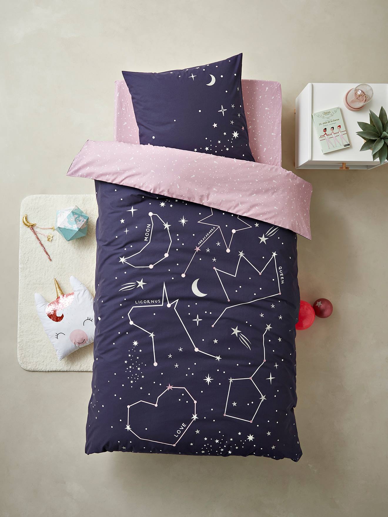 Conjunto de capa de edredom e fronha Miss Constellation com detalhes fluorescentes, azul escuro liso com estampas.