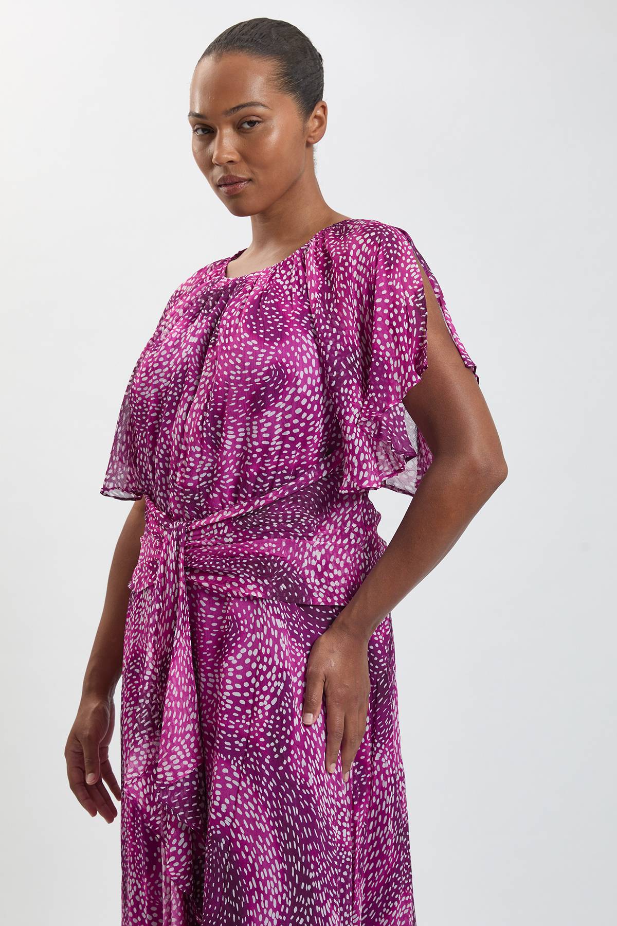 KarenMillen Robe Longue Grande Taille En Georgette De Viscose Imprimé À Pois Avec Manches Cape Et Volants