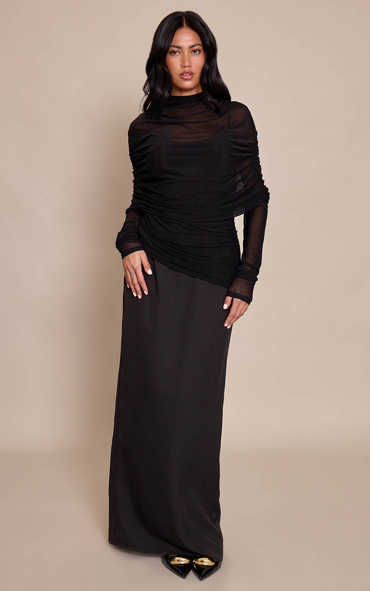 Noir Robe Longue À Manches Longues Avec Détail Cape
