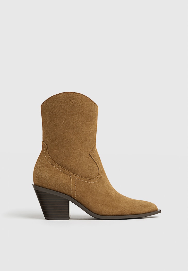 Botas de cano curto de couro estilo cowboy com salto.