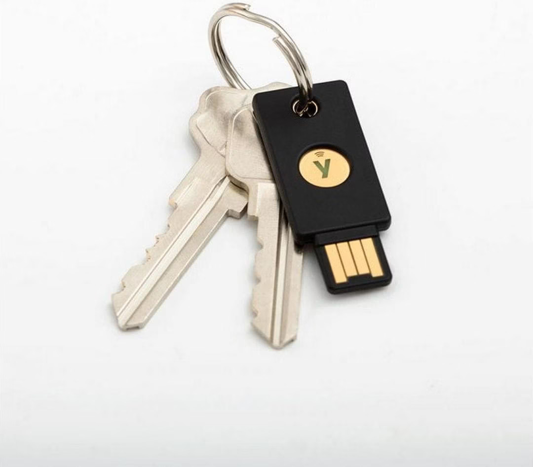 YubiKey 5 NFC USB Sicherheitsschlüssel (05060408461426) - Schwarz