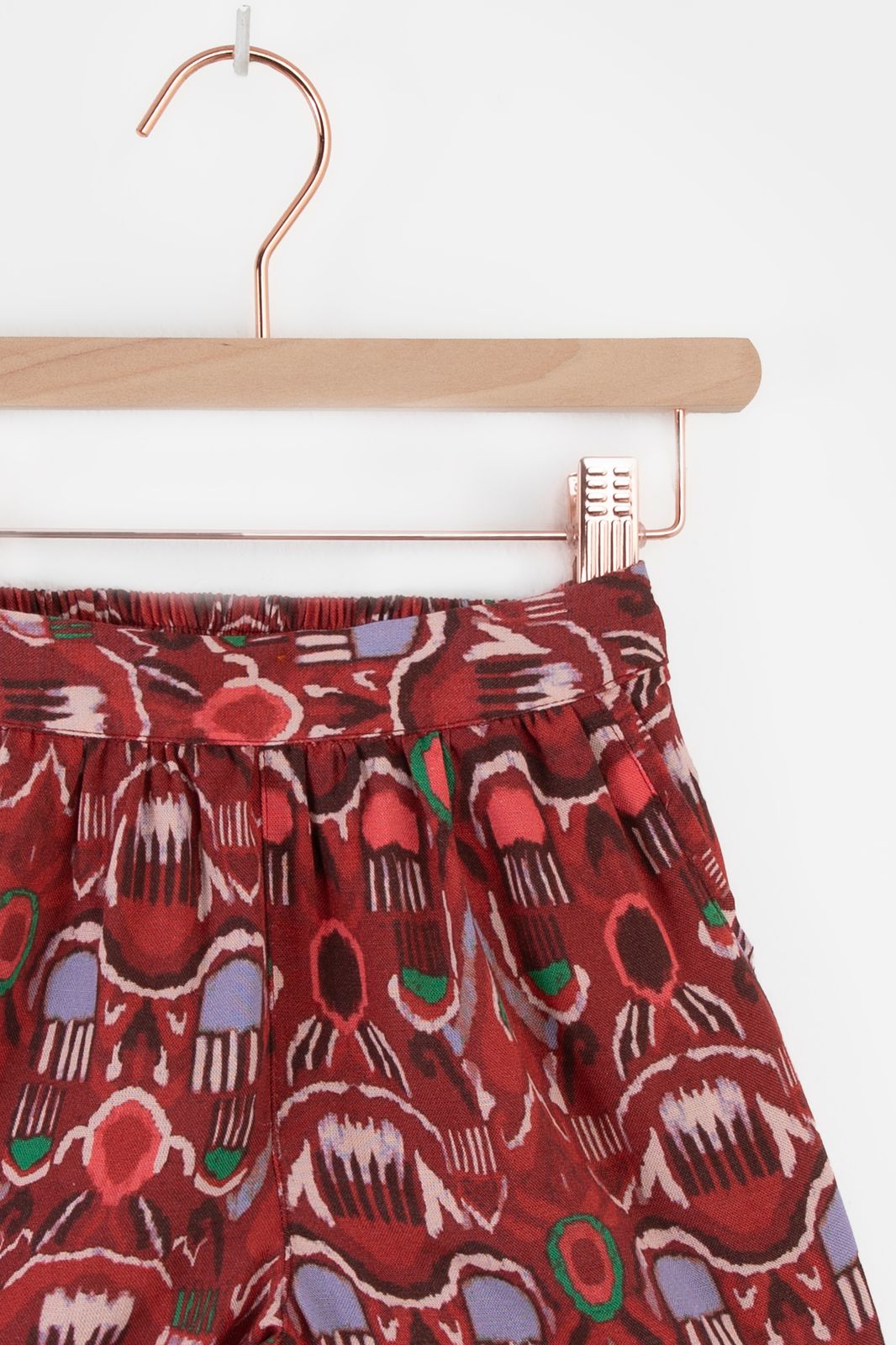 Donkerrode shorts met ikat print
