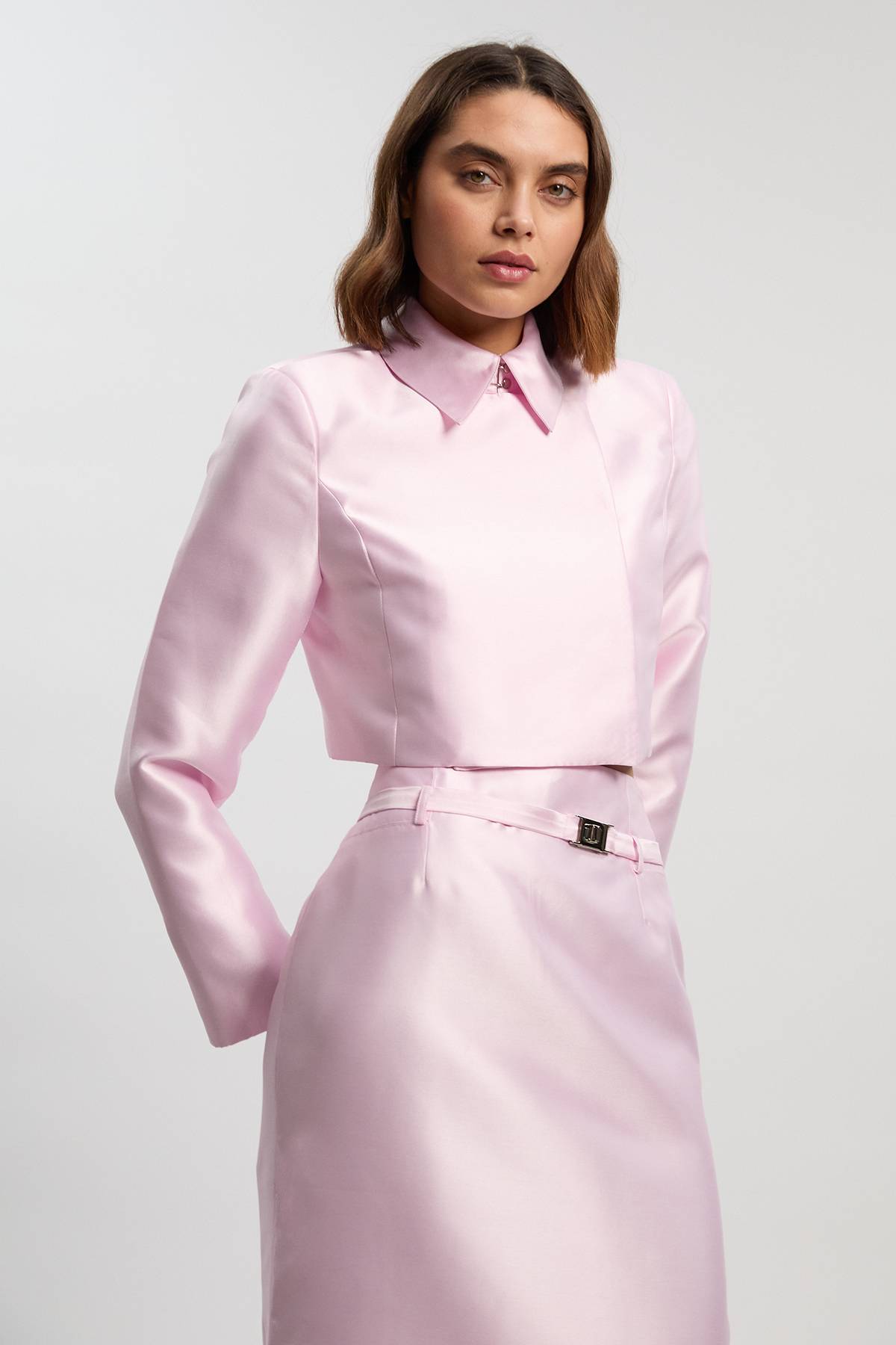 KarenMillen La veste ajustée cropped wrap en satin twill The Founder