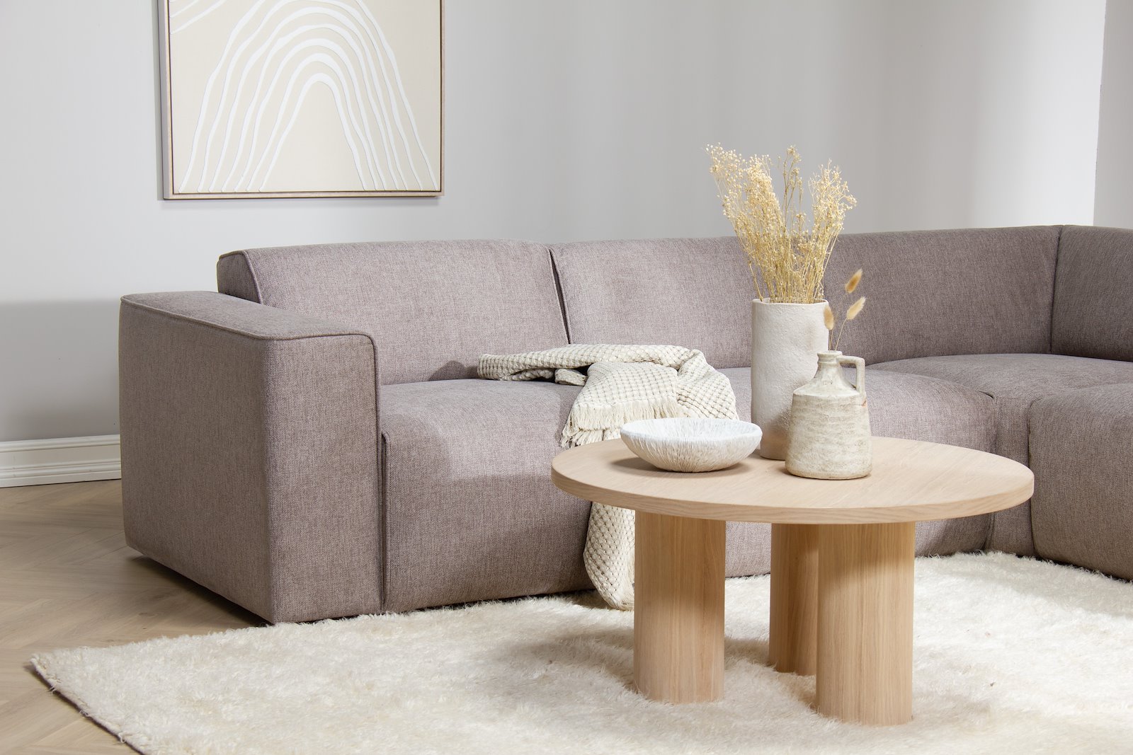 Enjoy hjørnesofa 2,5-seter med åpen ende høyre. Tekstil Brego 34 stone med sorte ben.