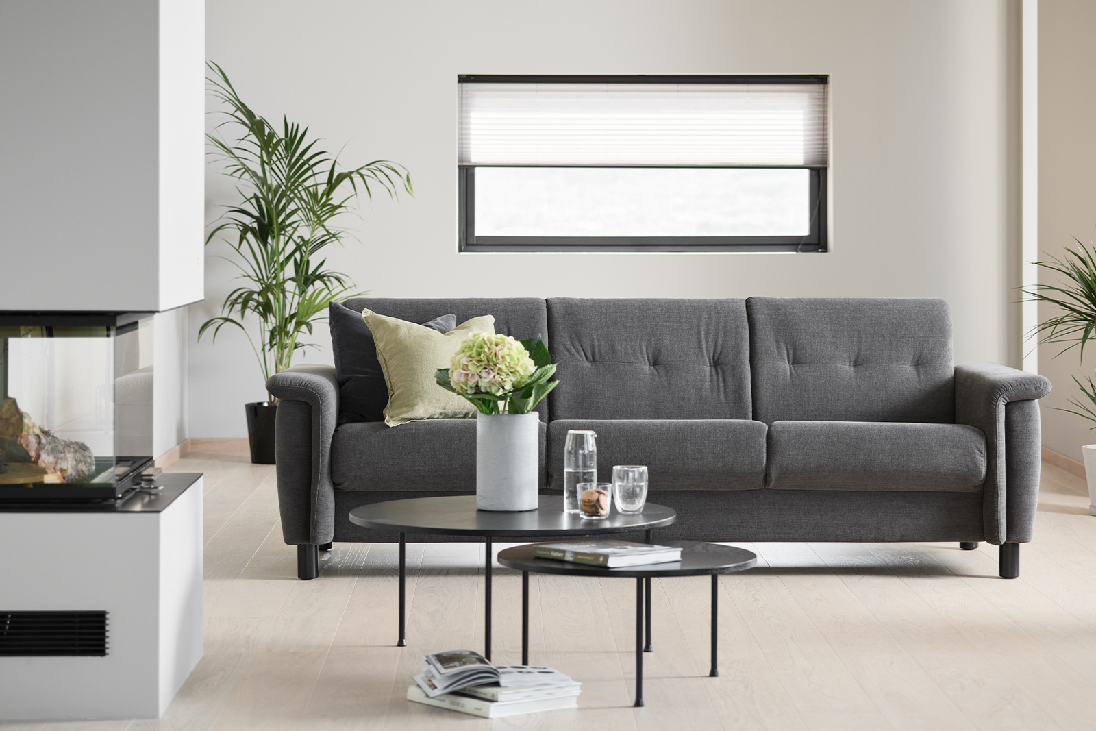 Flora 3-seter I tekstil Daisy 50012 Grey med 11 cm sorte treben.