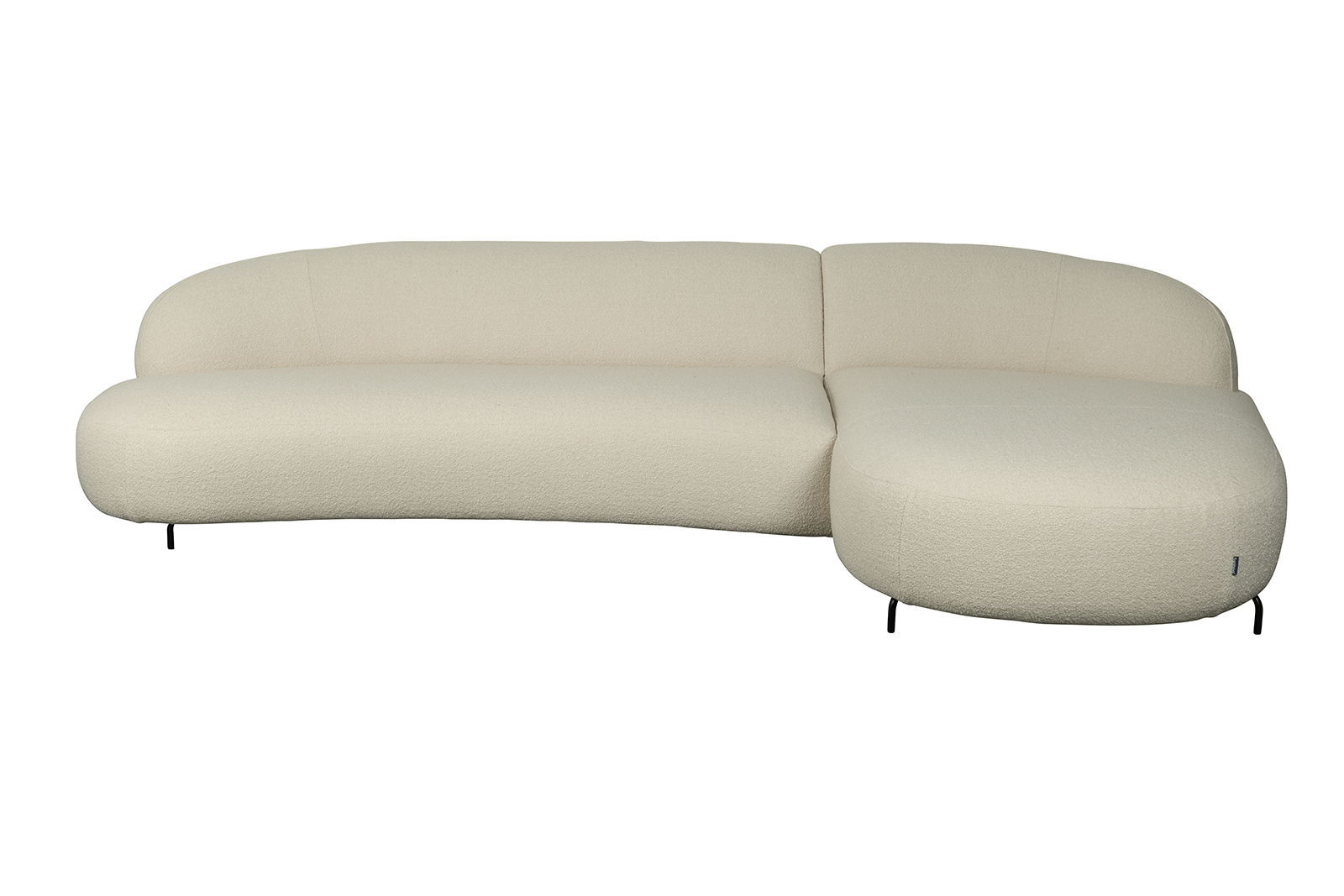 Aria sofa 3-seter med sjeselong høyre. I bouclétekstil Gianni Cream med sorte metallben.