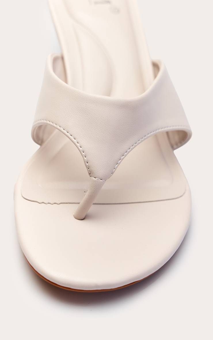 Beige Mules À Talon Chaton Avec Bride Entre-orteils Et Empeigne Haute