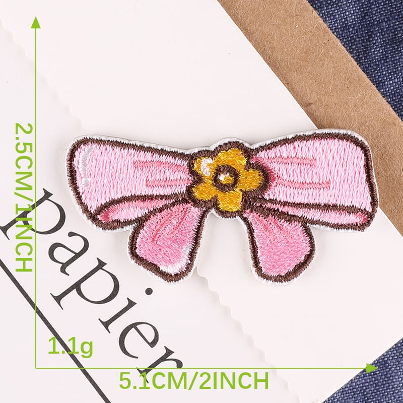 Embroidery Kingdom - Geborduurde applicatiepatch met strik (verschillende ontwerpen)