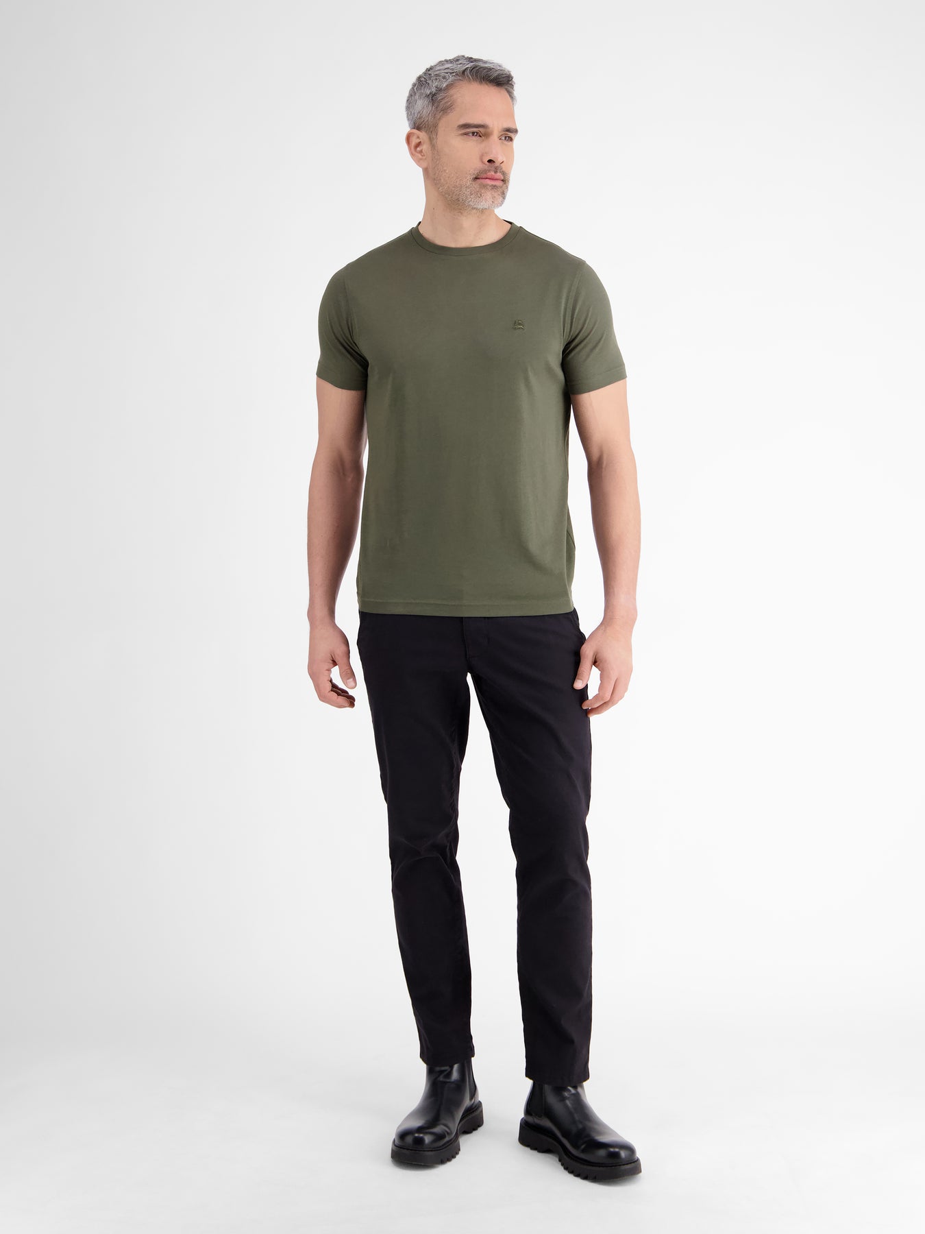 Basic T-Shirt mit Logostitck, unifarben