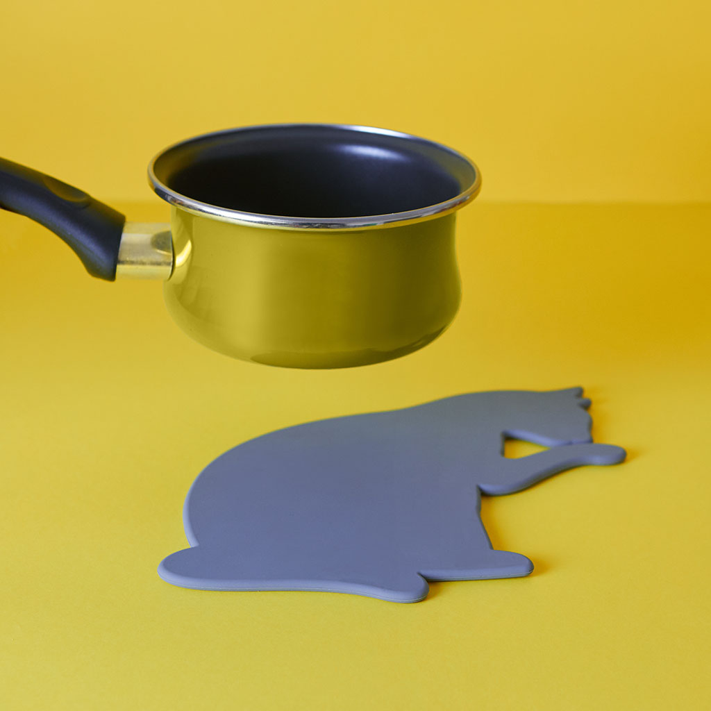 Tapete de silicone Balvi Feline, cinza, magnético, em formato de gato.