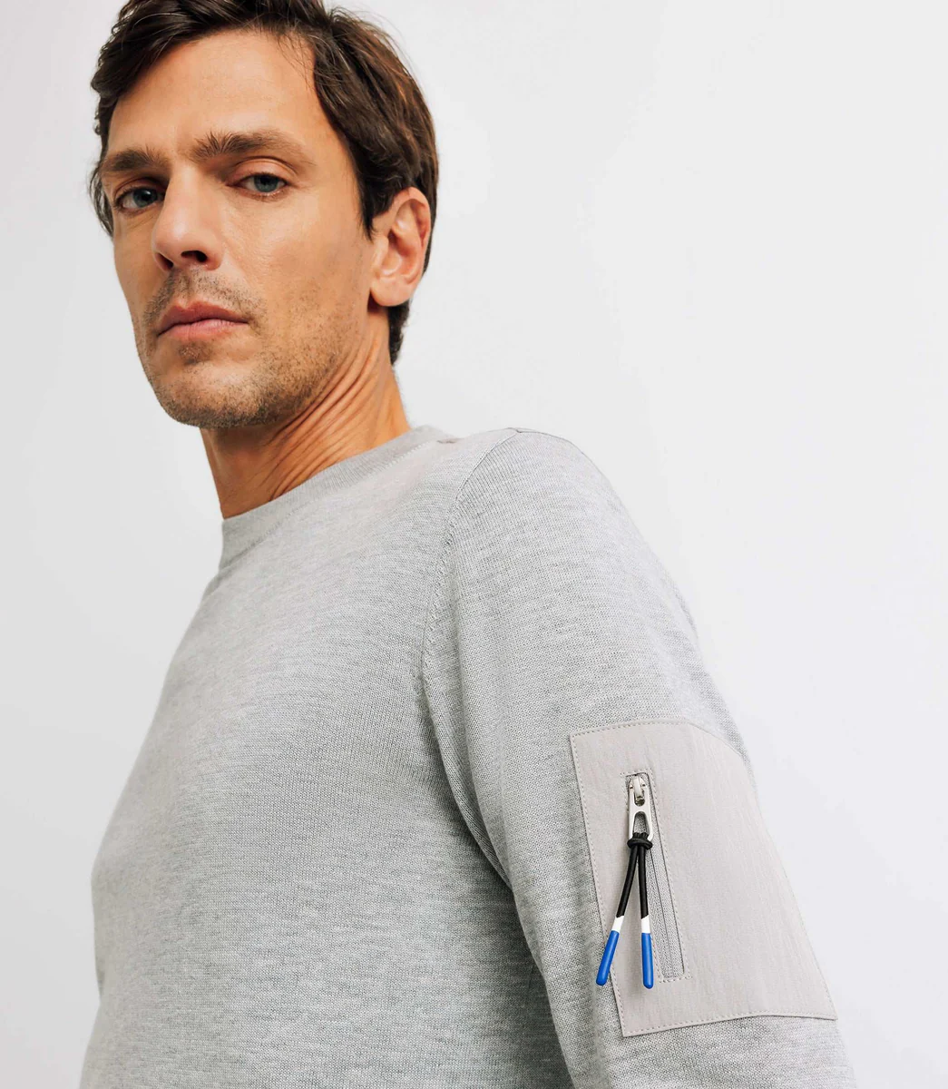 Pull col rond avec poche gris