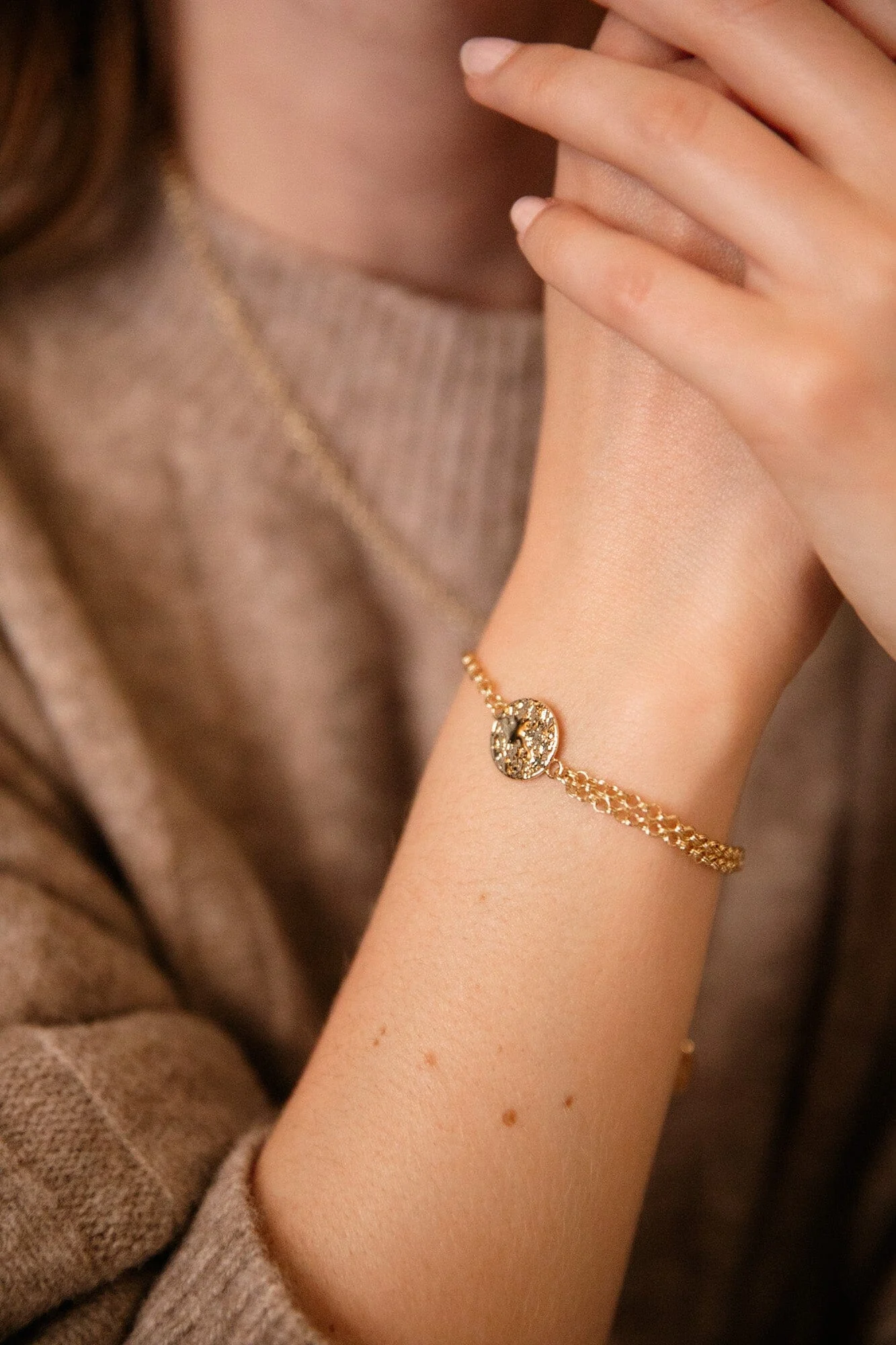 HESTIA - Bracelet rond martelé doré à l'or fin | Doré