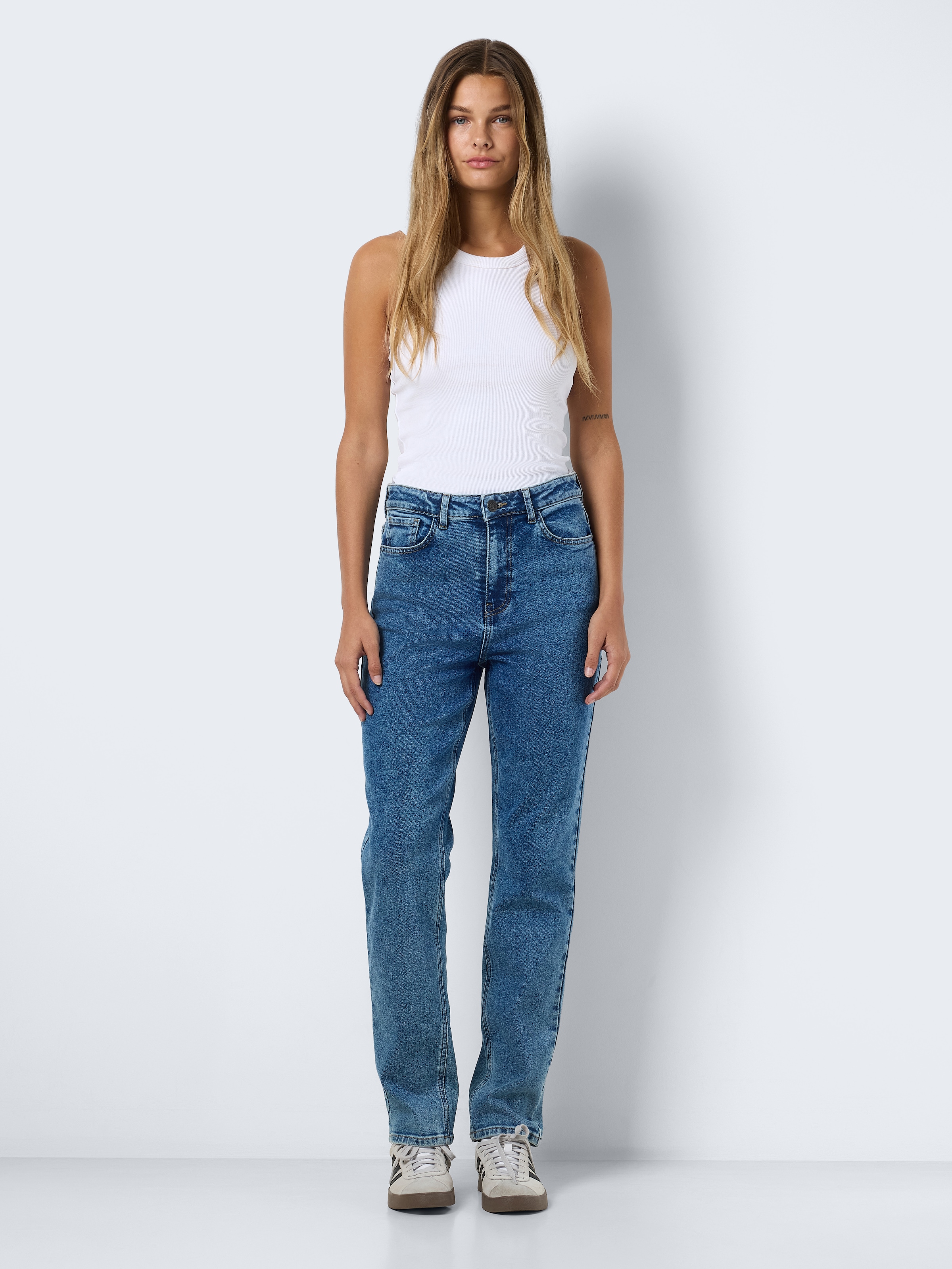 Noisy may High-waist-Jeans »NMDAISY HW MOM FIT JEAN AZ394MB FWD NOOS«