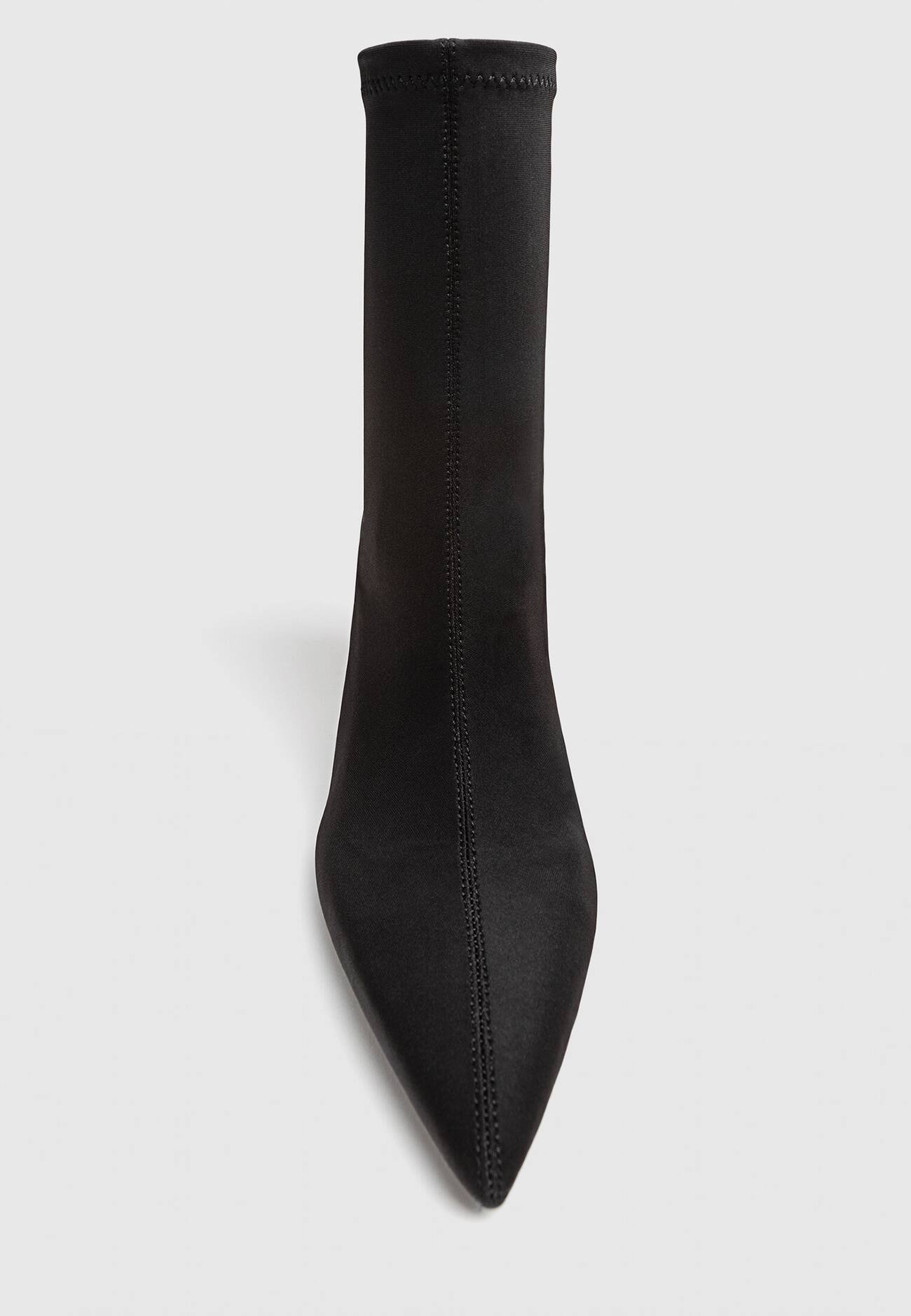 Botas pretas de cano curto com salto alto e cano curto, em tecido elástico.