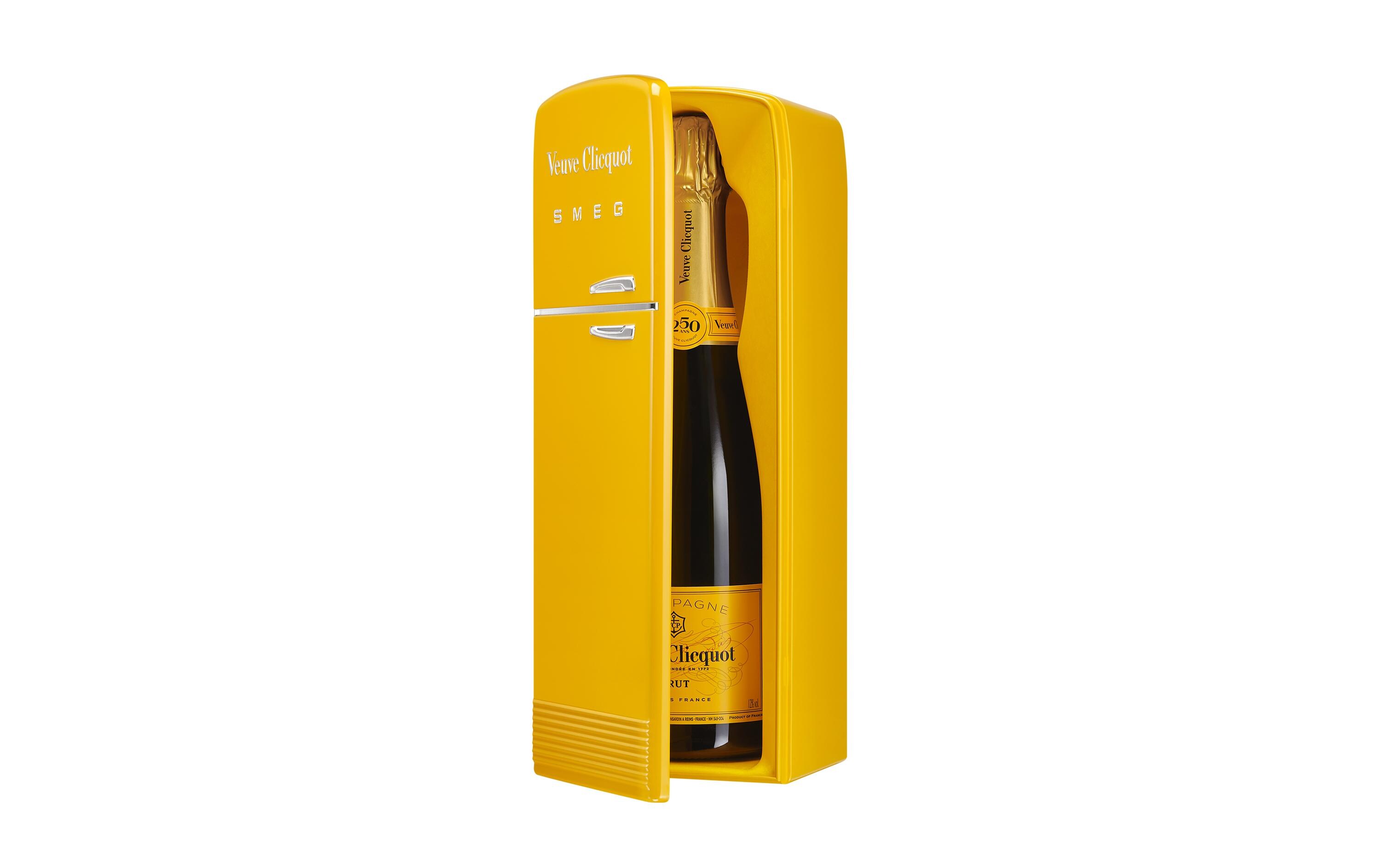 Champagner Brut Yellow Label SMEG Fridge 0.75 lPrickelnder Schaumwein im Mini SMEG Kühlschrank