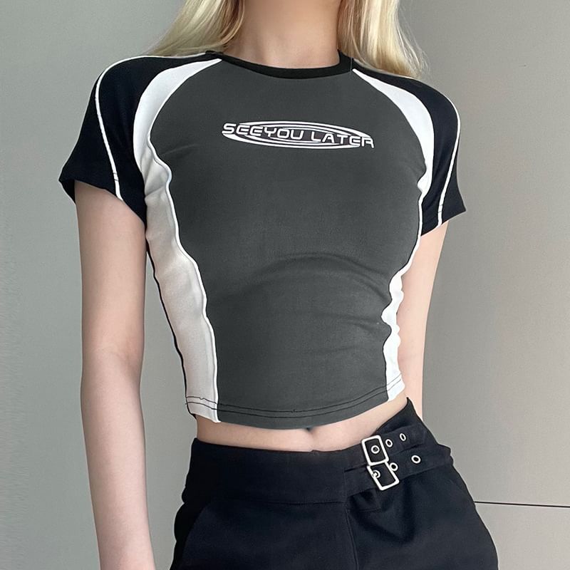 Sosana - Slim-fit crop top met korte mouwen en kleurblokletterprint